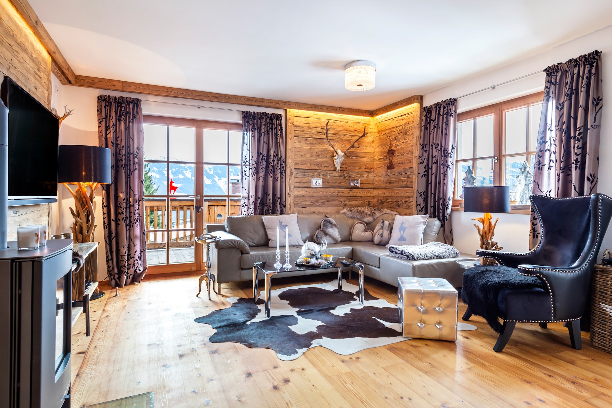 Dream apartment in the Kitzbühel Alps ski area, right next to the mid-station!
Cozy holiday apartment with 3 bedrooms for up to 6 people – ideal for families or friends.
The accommodation is located at an altitude of 1,200 m, directly on the ski slope between Kirchberg and Kitzbühel – just 50 m from the gondola! A true ski-in/ski-out dream in a winter paradise, but even in summer, the Panoramabahn cable car takes you to one of the best-connected hiking areas with breathtaking views of the heart of the Hohe Tauern National Park.
Here you will find three modern bedrooms with double box-spring beds, two with en-suite bathrooms, and an additional bathroom with a bathtub. The spacious southwest-facing balcony (40 m²) with loungers and garden furniture offers wonderful views. The open fireplace ensures cozy evenings after a day in the snow.
In winter, the MoorAlm restaurant next door invites you to lunch or dinner. Fresh rolls are available upon request from the nearby bakery.
Amenities include a ski room with boot heaters, two underground parking spaces, and a well-maintained communal garden with seating. In summer, the nearby forest (100 m) and a lake (8 km) are great destinations.