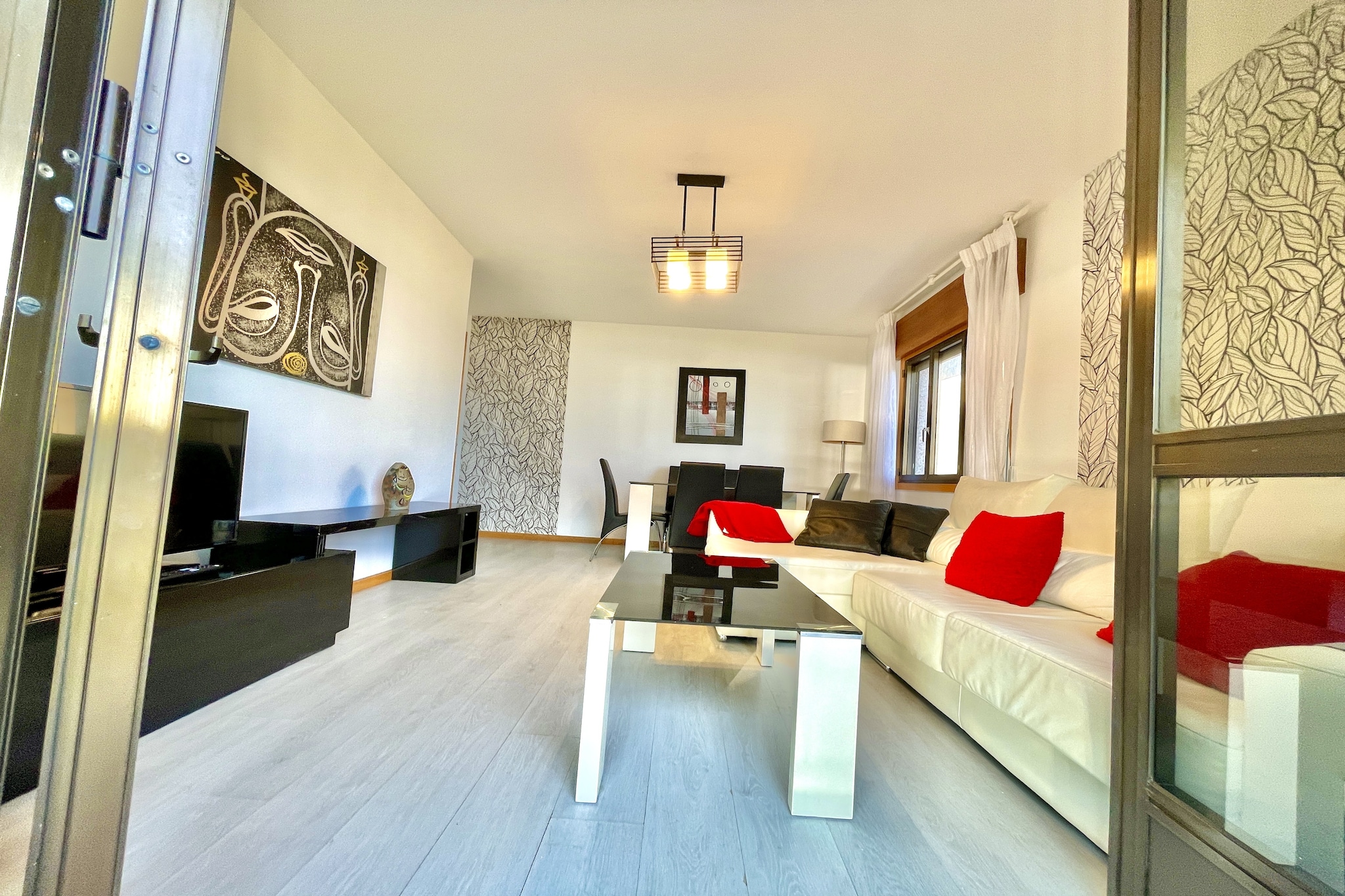 This is a spacious 4-bedroom apartment in Sanxenxo. It's located above the beautiful beach of Montalvo and is perfect for two families.
The home is 100m from the beach and only 1.5 km from the centre of Sanxenxo and the fishing village of Porto Novo, known for its fine cuisine and beautiful beaches. In Sanxenxo you can do a lot of activities like karting, water sports, horseback riding, and boating. You can take guided tours to the island of Ons, visit Casino Toxa, or go to the prestigious golf courses and Monte Toxa Castrove. There's a restaurant 100m away and a supermarket 1 km from the home.
The home has a large, fully equipped kitchen and a lounge with terrace to enjoy the best sunsets and views of the beach. It offers bed linen, kitchen linen and bath towels.
Public transport is 500m away and Vigo airport is 35 km from here.
