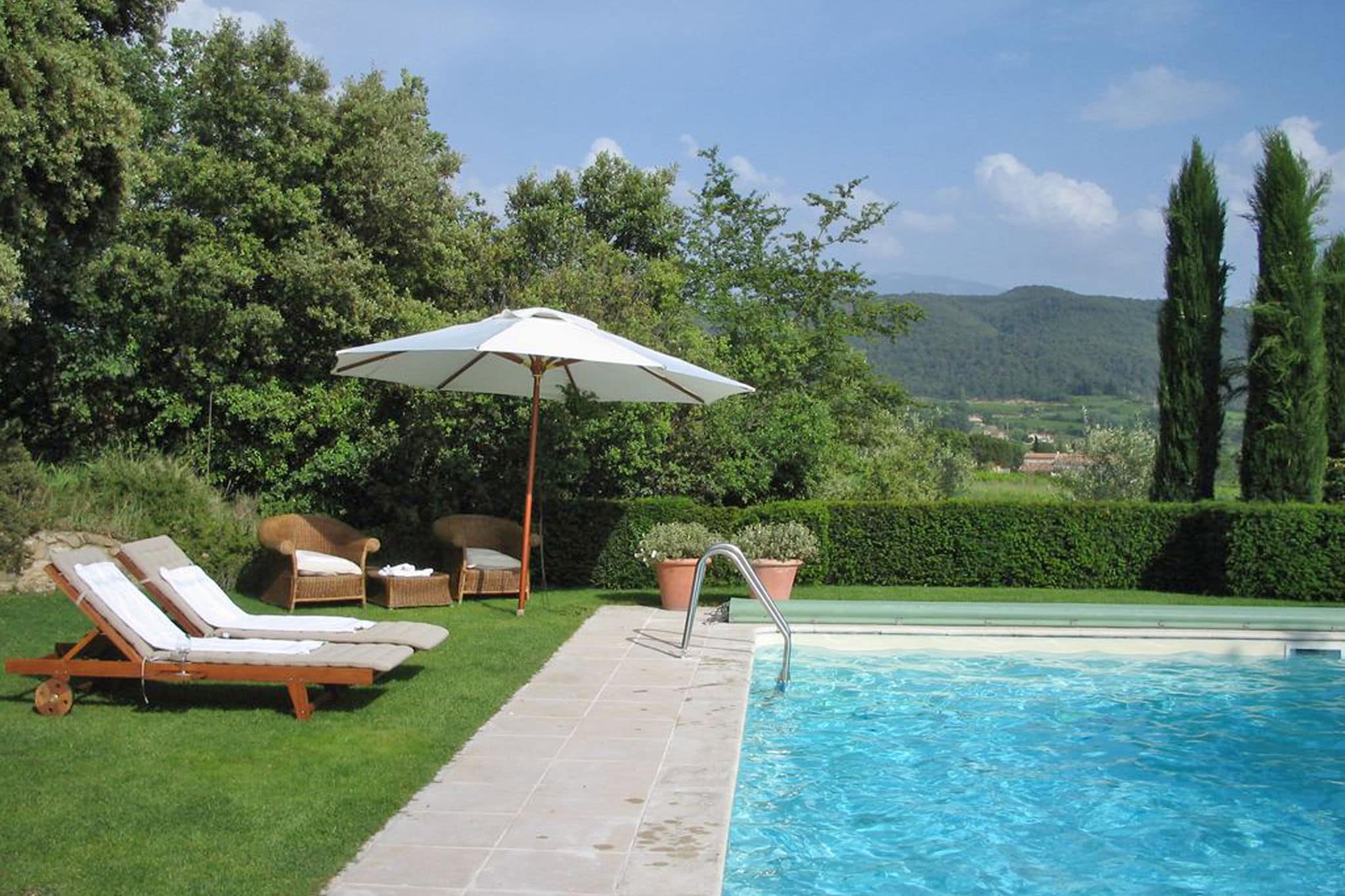 Karakteristiek landhuis in Zuid-Frankrijk met privézwembad