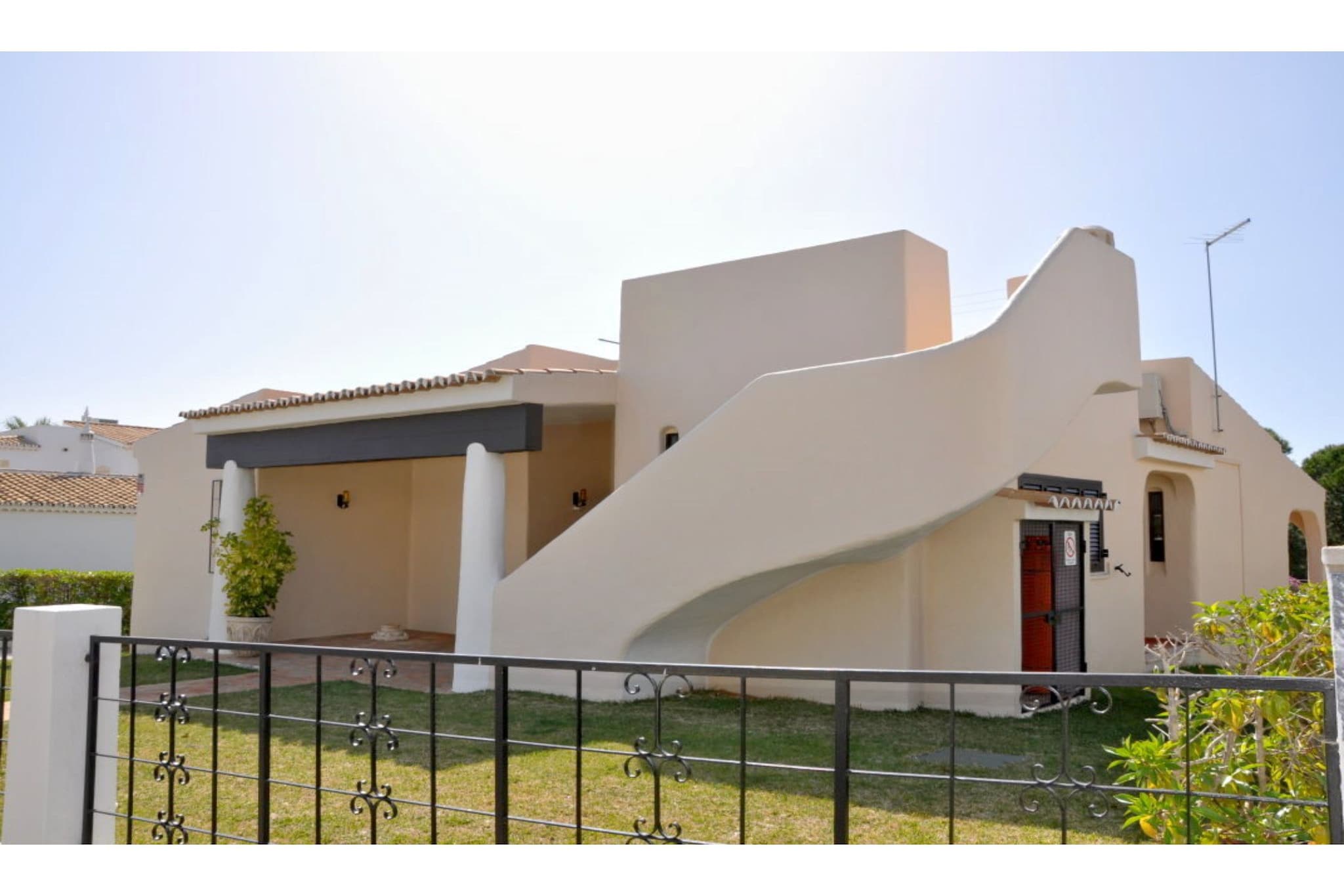 Occupying an enviable position overlooking the Pinhal Golf Course, Manuela is the ideal villa for those wanting to explore Vilamoura, with restaurants, bars and the fantastic marina within a 20 minute walk. This traditional Portuguese style villa benefits from free air conditioning and WiFi for your convenience. Situated next door to our villa Manoel (PT-8125-25), the ideal choice for larger families or groups of friends wishing to holiday close by.

Set in a quiet residential neighbourhood, close to Pinhal golf course, it is only a short stroll to the exclusive Old Village complex.
Villa Manuela is also convenient for the superb Marina, a twenty minute walk away, where a wide choice of shops and restaurants can be found, and two long, sandy beaches stretch to either side.

From Villa Manuela well furnished lounge and dining room you can step straight onto a lawnfringed terrace, to enjoy the poolside setting and dine al fresco, or just sit back and relax on the sun.