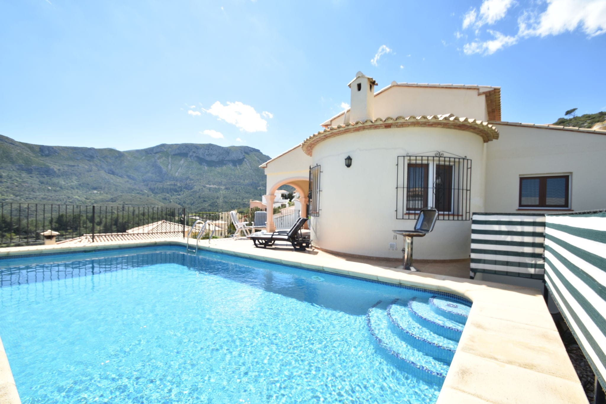 Freistehende Villa in ruhiger Lage mit privatem Pool und Panoramablick