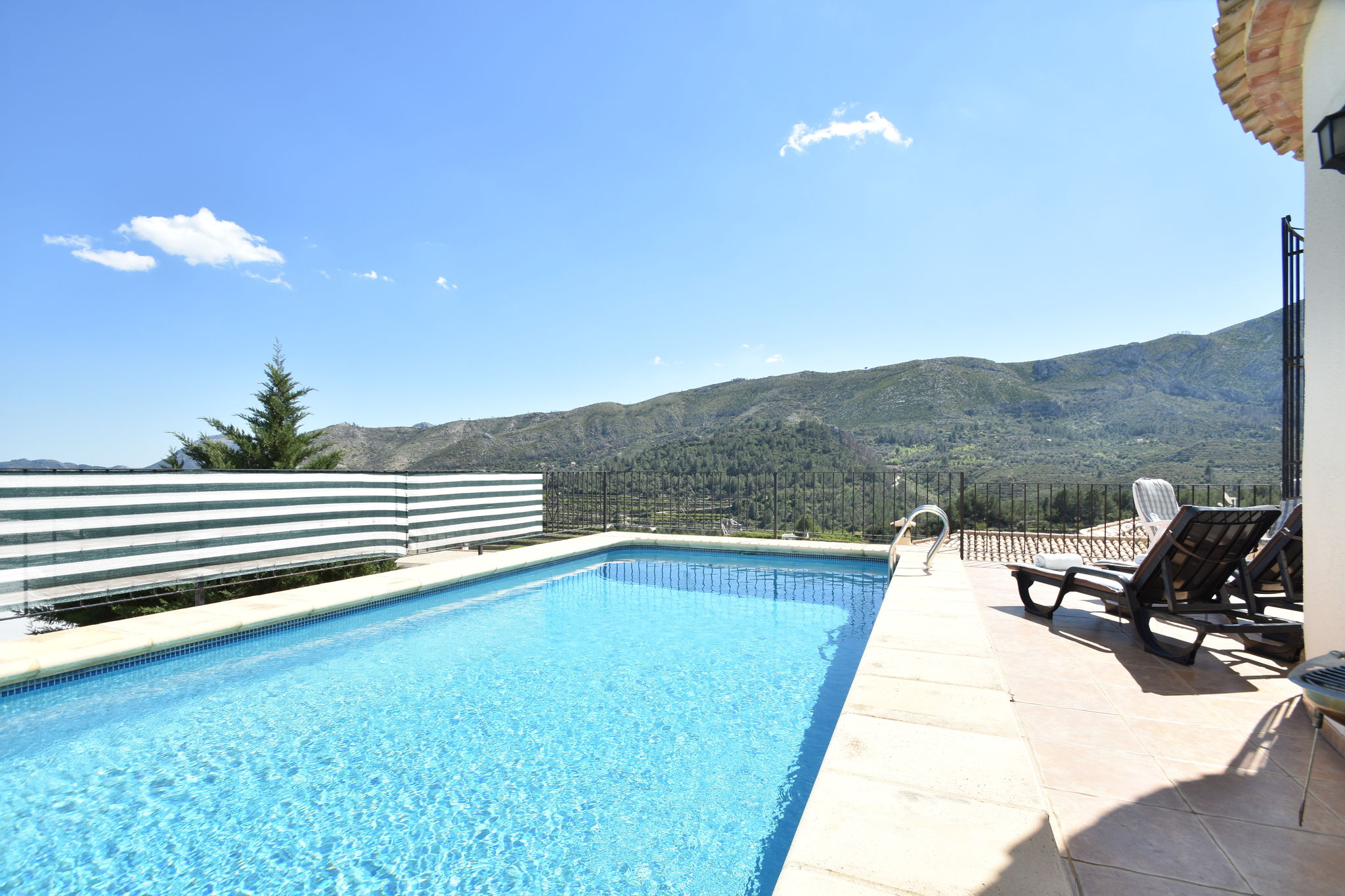 Freistehende Villa in ruhiger Lage mit privatem Pool und Panoramablick