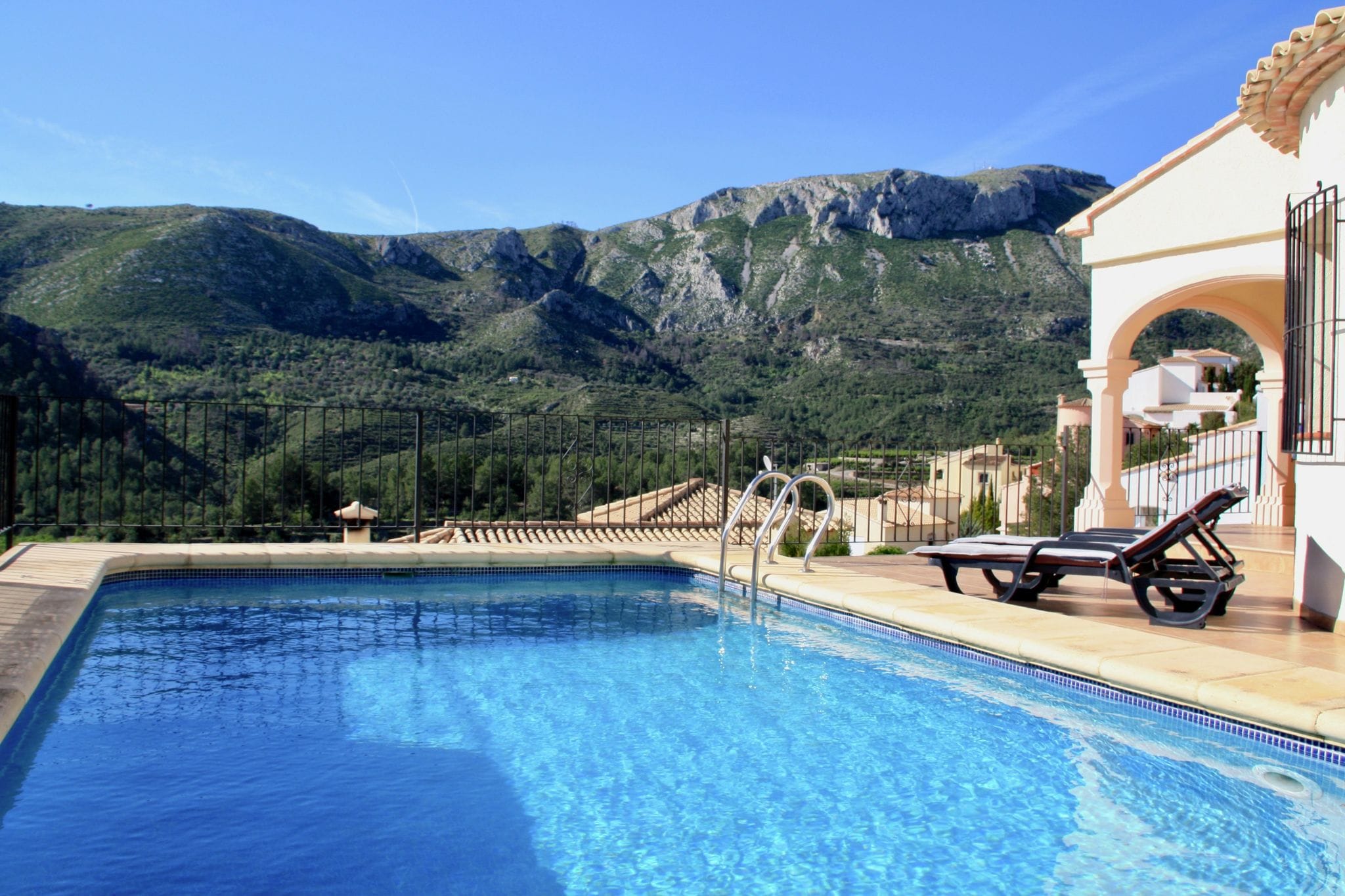 Vrijstaande villa op rustige locatie met privé zwembad en panoramisch uitzicht
