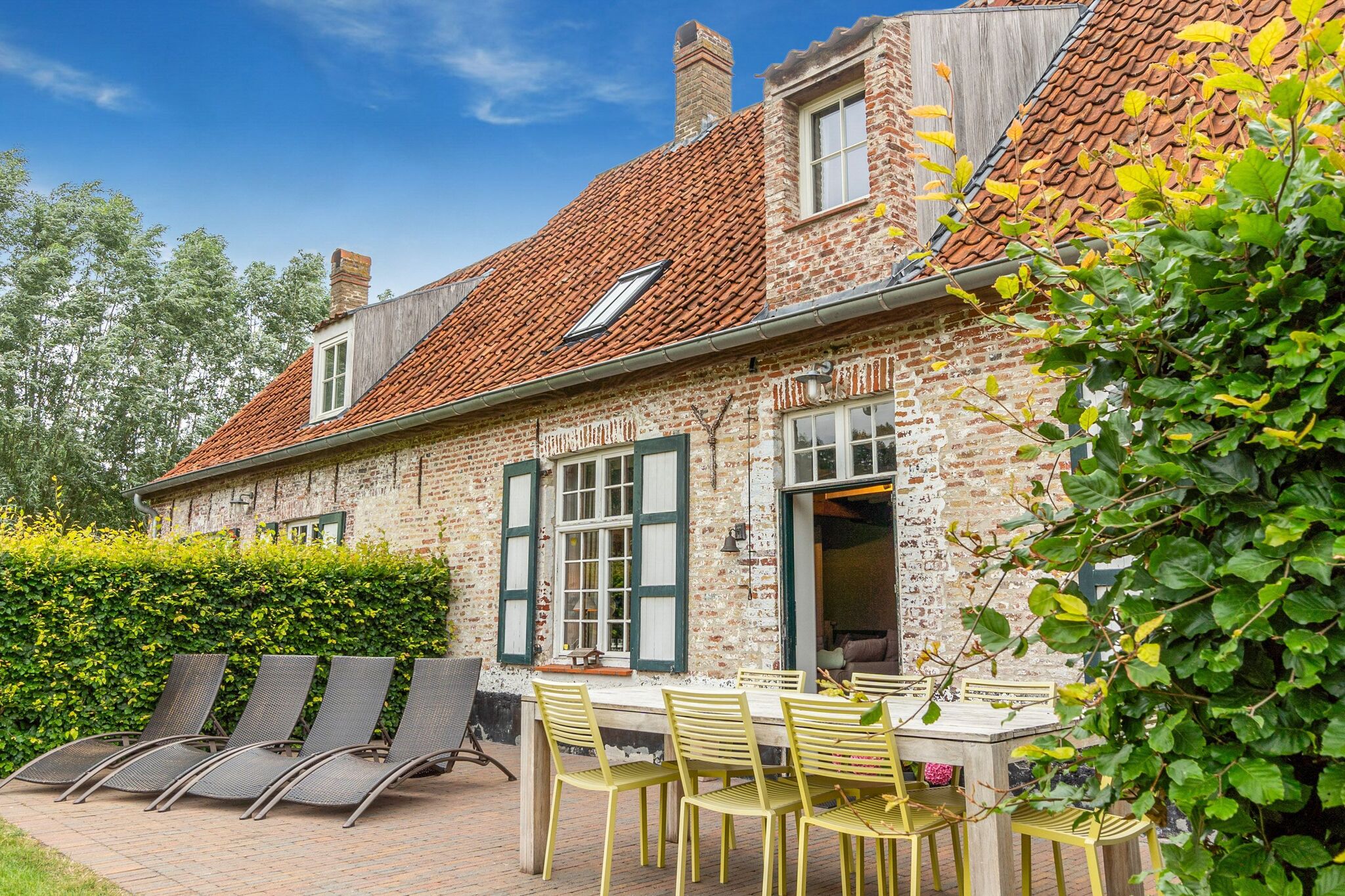 Manor House is part of an authentic farm complex in the middle of the polder landscape near Damme.