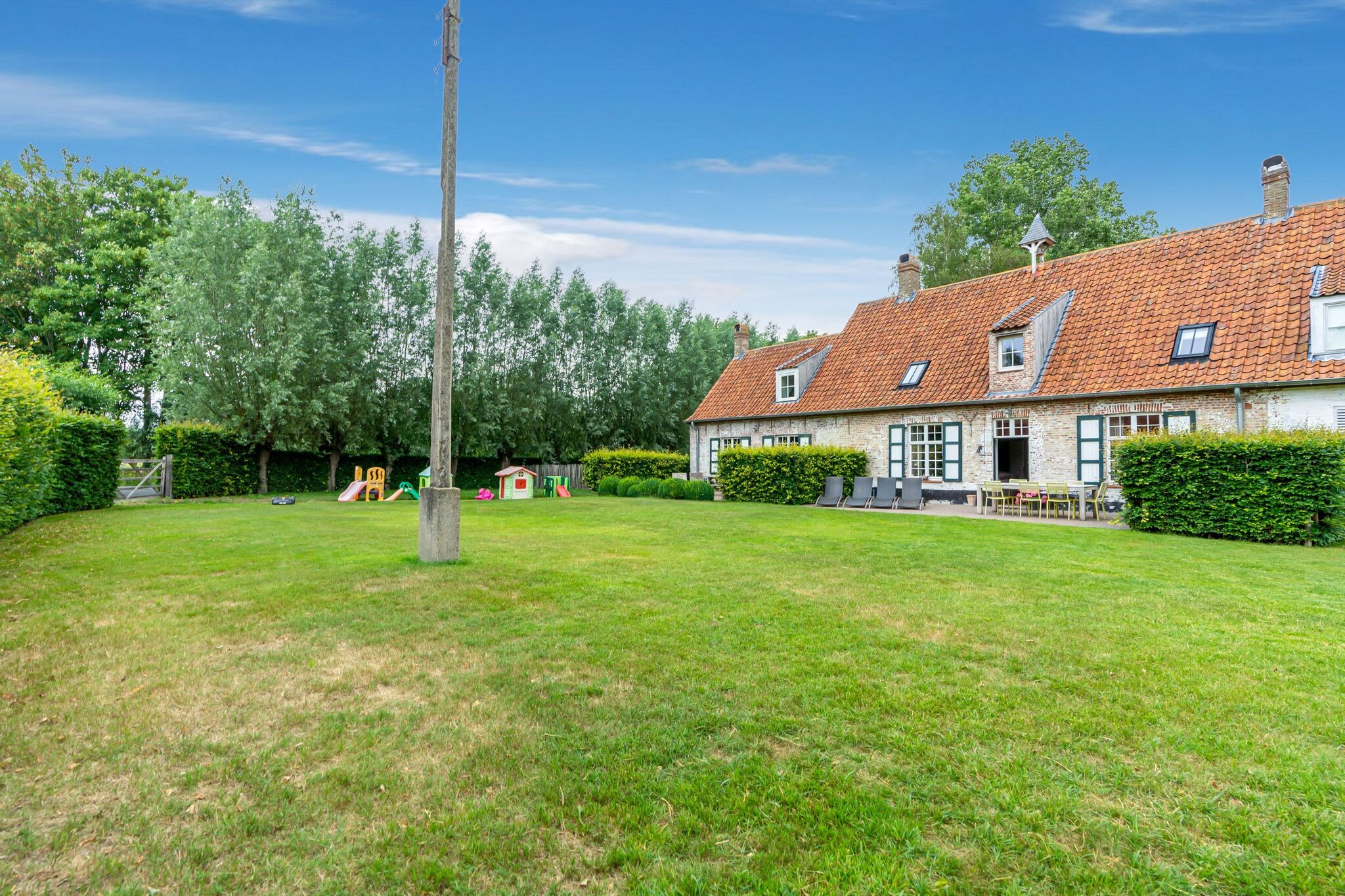 Manor House is part of an authentic farm complex in the middle of the polder landscape near Damme.
