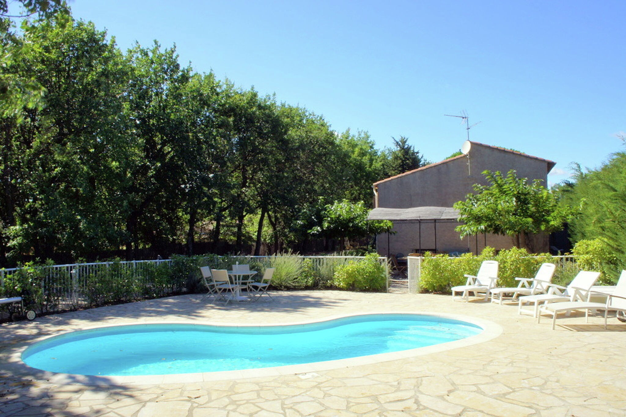 Charmante maison de vacances en Régusse, Provence, terrasse