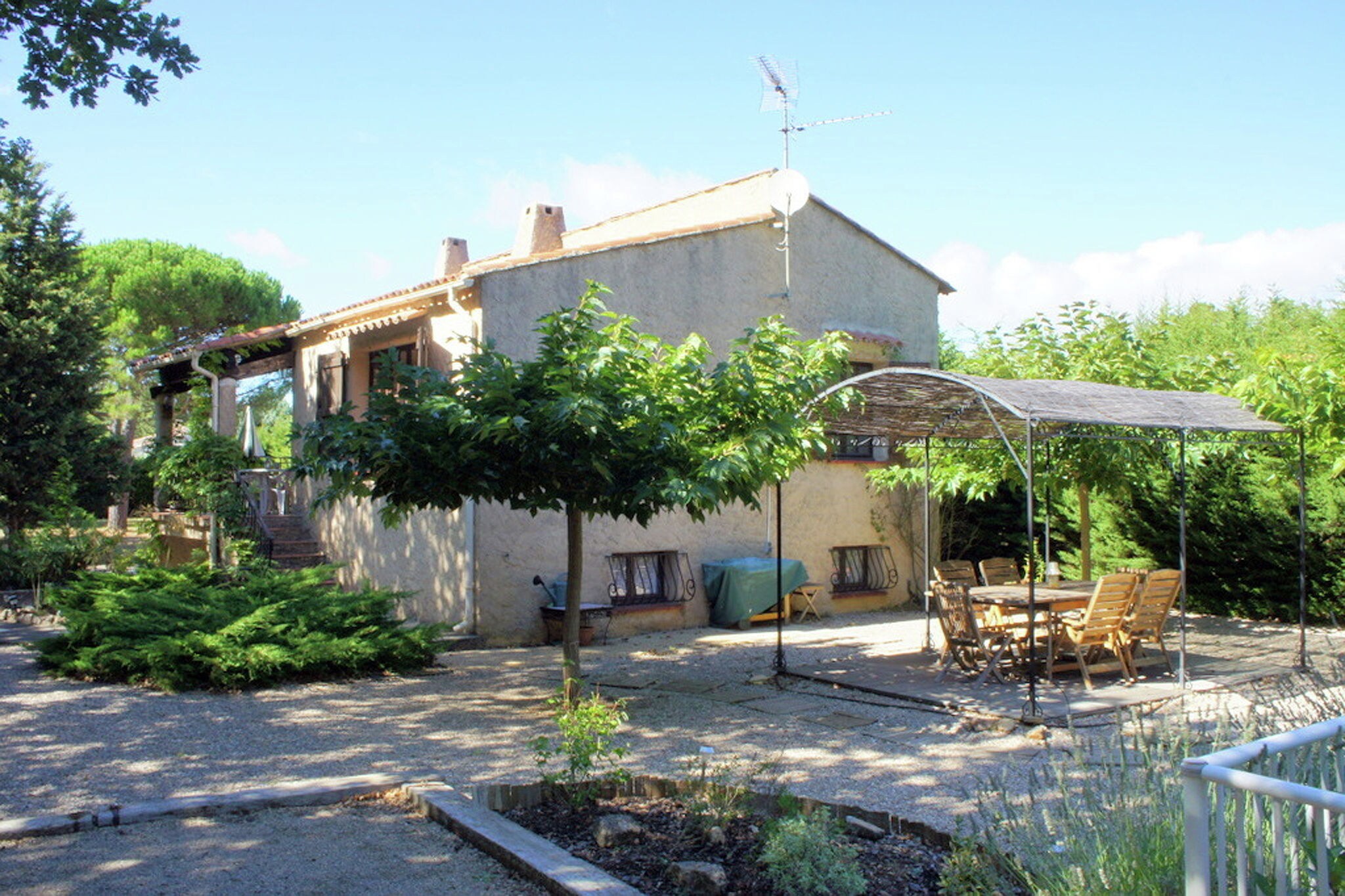 Charmant vakantiehuis in Régusse, Provence met zwembad