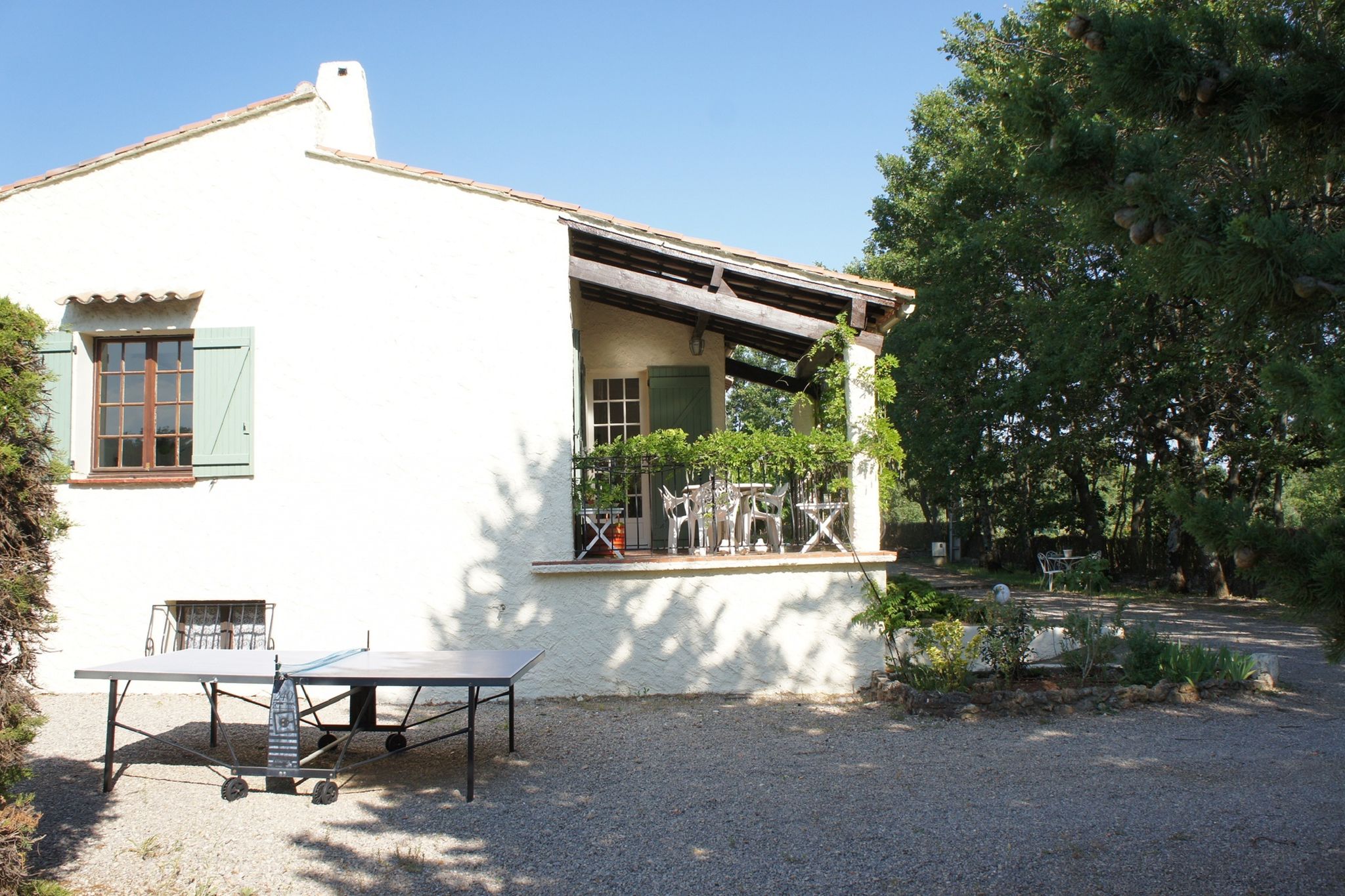 Charmantes Ferienhaus in Régusse, Provence mit Terrasse