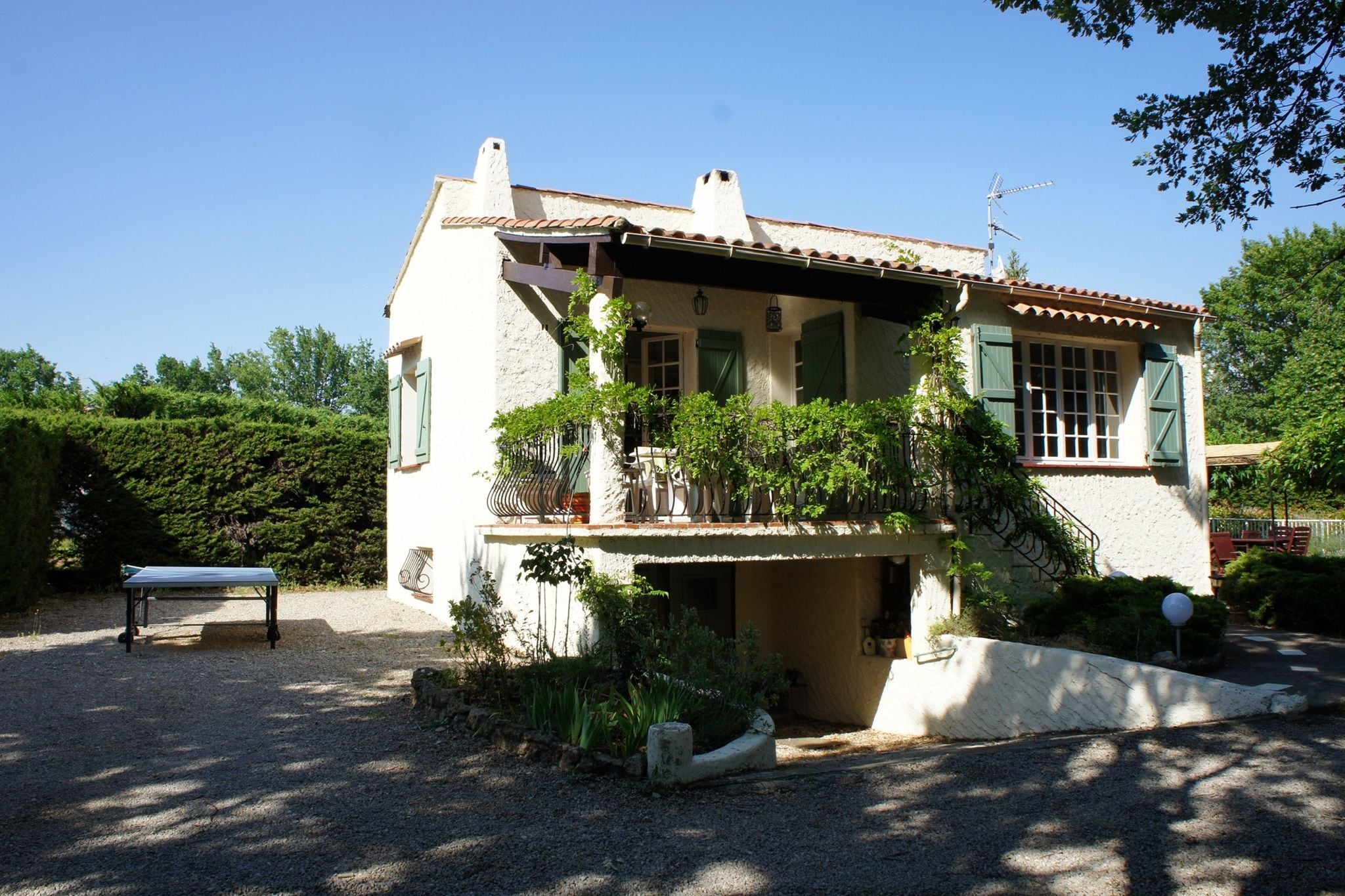 Charmantes Ferienhaus in Régusse, Provence mit Terrasse