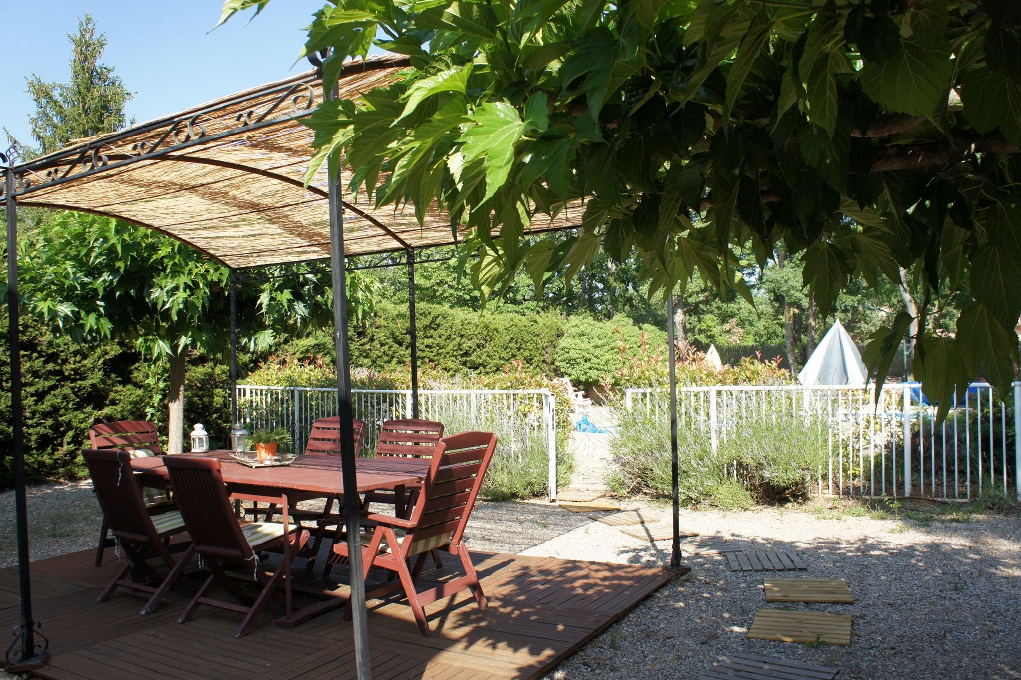 Charmante maison de vacances en Régusse, Provence, terrasse