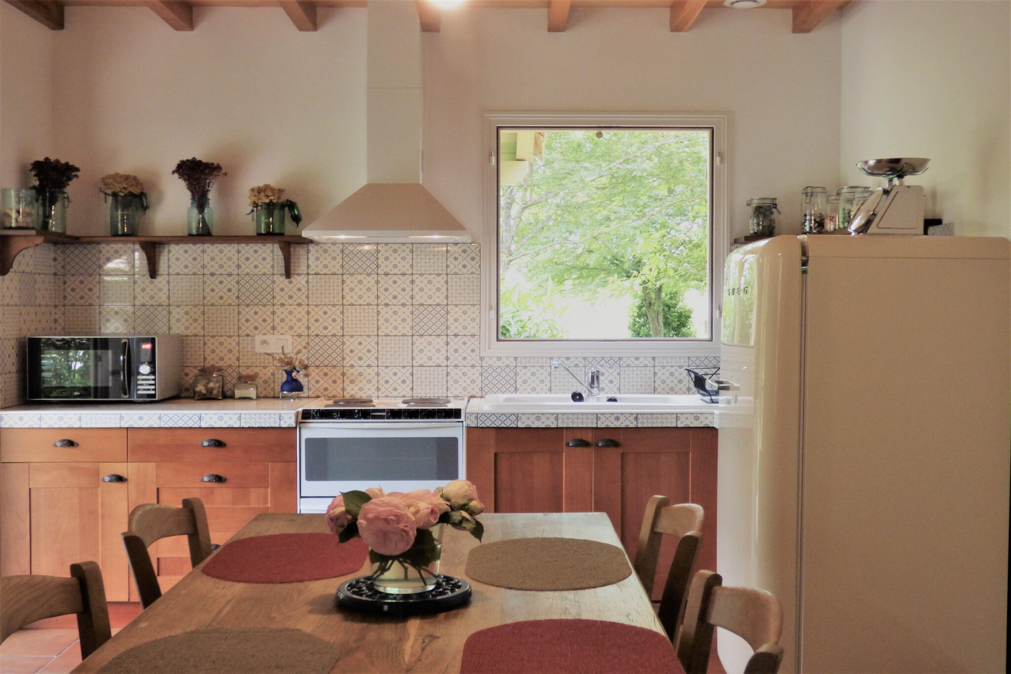 Ground floor: (Living room(TV(satellite), stove(wood)), open kitchen(toaster, cooker(electric), coffee machine(filter), oven, microwave, dishwasher, fridge), bedroom(double bed(twin duvet , synthetics, 140 x 190 cm)), bedroom(double bed(twin duvet , synthetics, 140 x 190 cm)), bathroom(shower, washbasin), toilet, pantry(washing machine))\n\nBubble bath(private), heating(electric), terrace(private, roofed), garden(private), garden furniture, BBQ(charcoal), parking, children\'s bed, high chair