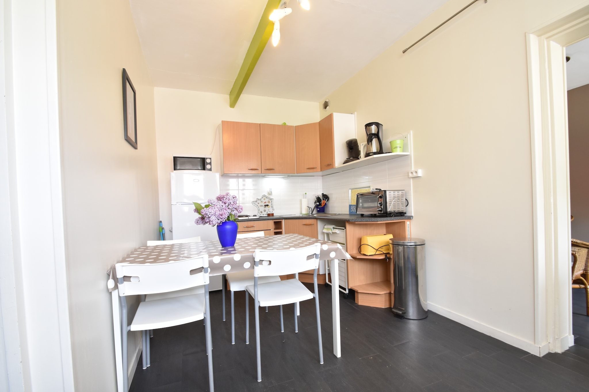 Simple, modernized holiday home just 100 meters from the beach. Through a secured access gate, you can directly reach the boulevard of Luc Sur Mer. The home is located on the owner's property. In the garden and on your terrace, you will enjoy complete privacy.
This house is of course ideal to spend long days at the beach, where the children can build beautiful sandcastles and play in the water. You just need to cross the street and you're there. Just a few meters from the house you can try one of the nice outdoor cafes and restaurants in the neighborhood. There are also shops within walking distance from the house. You can also visit the City of Caen (17 km) and the City of Bayeux (30 km).
Cars can be parked in the guarded public car park (free) across the holiday home. In the well-furnished garden, you can start the day with a morning coffee. The children’s bed and a high chair are available on request.