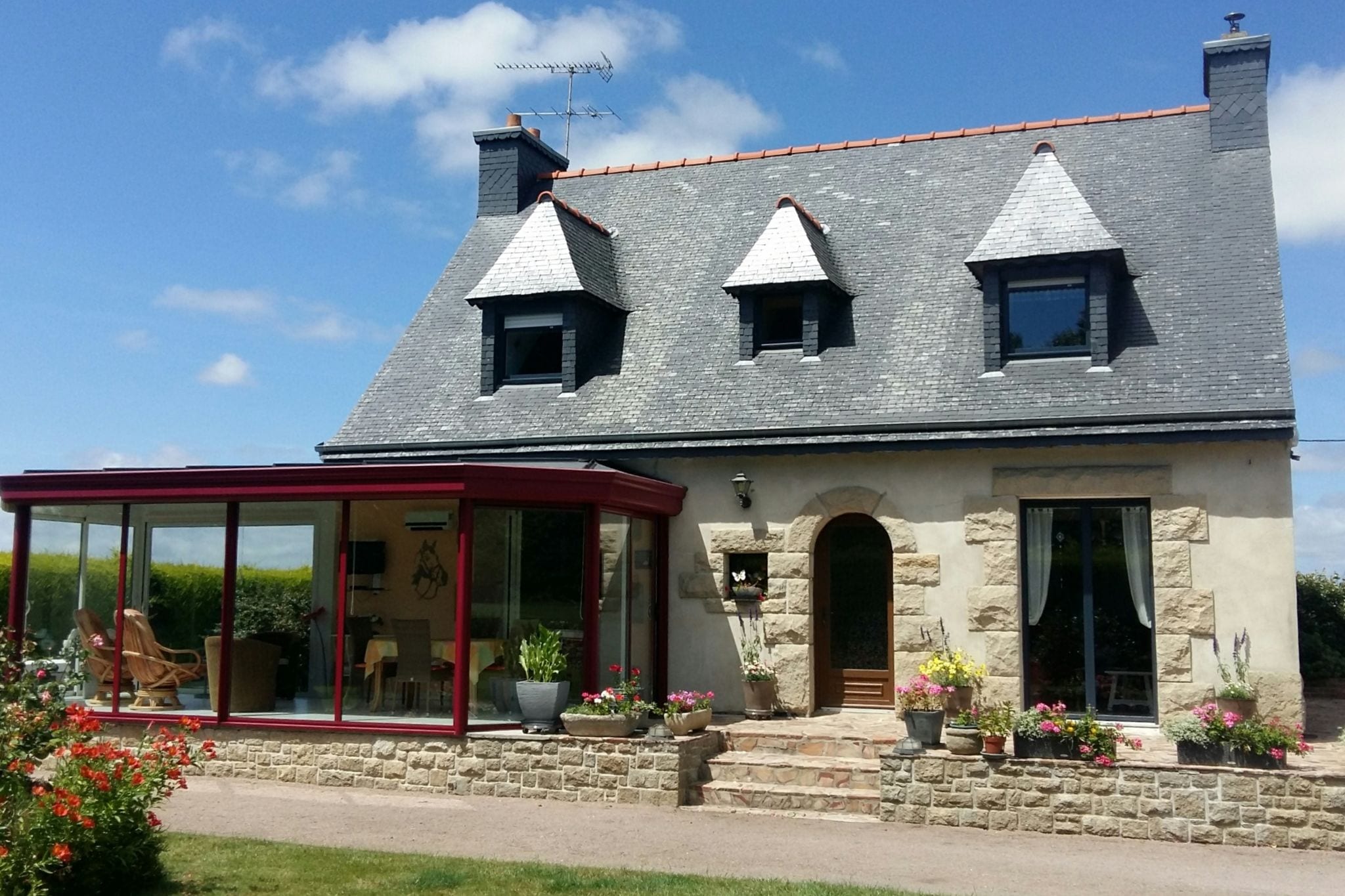 Modernes Haus in der Bretagne in der Nähe der Granitküste