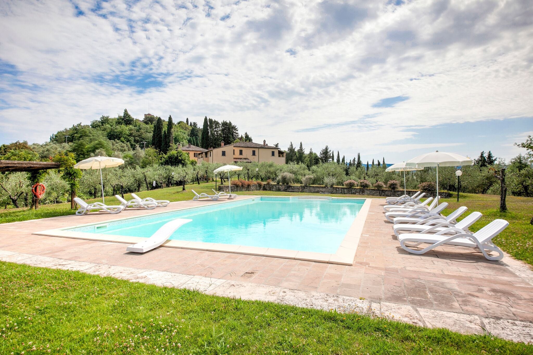Een klein dorp van vijf mooie appartementen in de groene heuvels van Toscane
