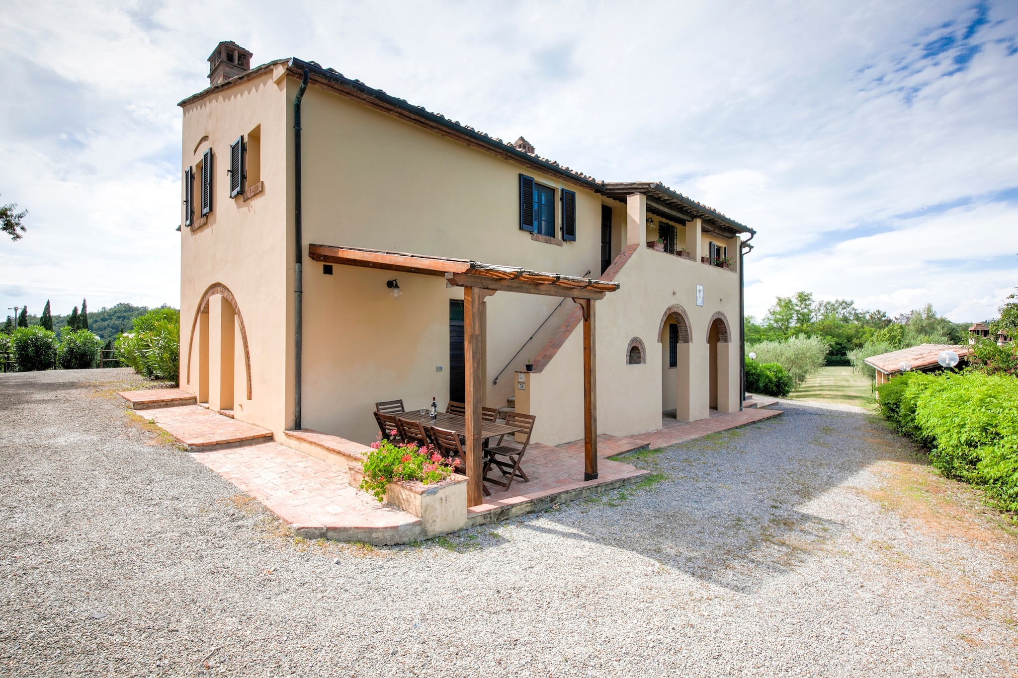 Een klein dorp van vijf mooie appartementen in de groene heuvels van Toscane