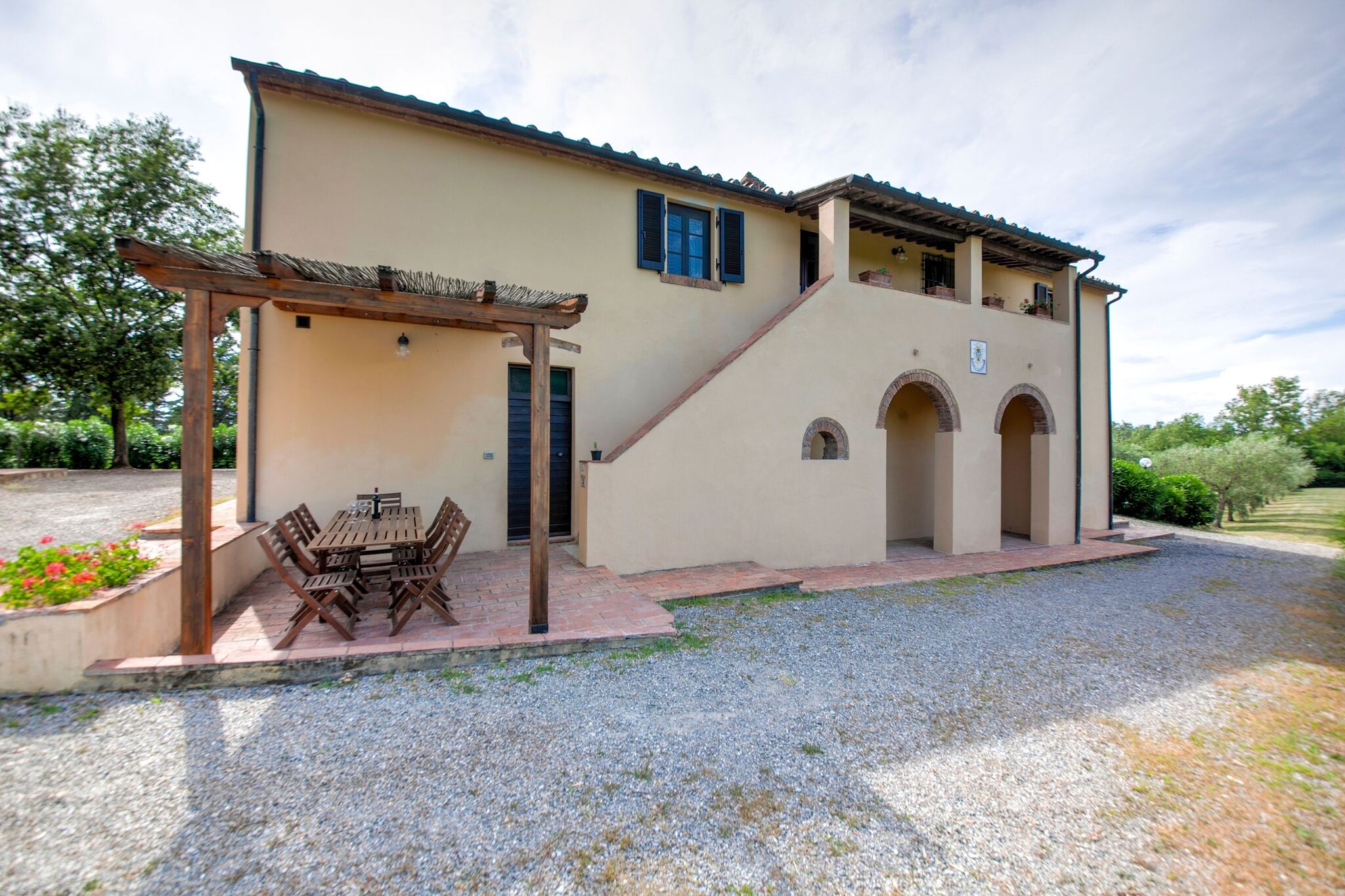 Een klein dorp van vijf mooie appartementen in de groene heuvels van Toscane