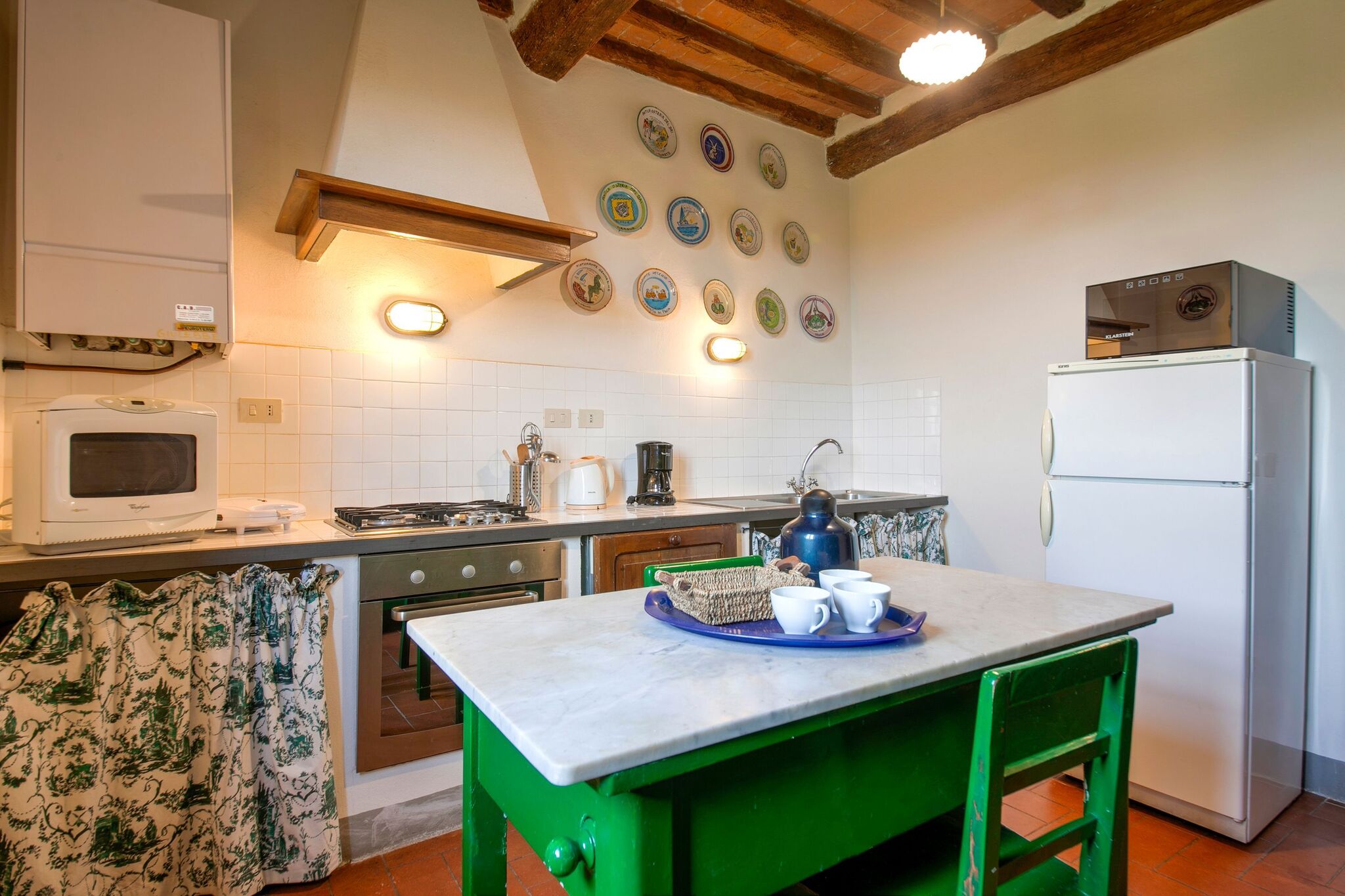 Een klein complex van vijf mooie appartementen in de groene Toscaanse heuvels