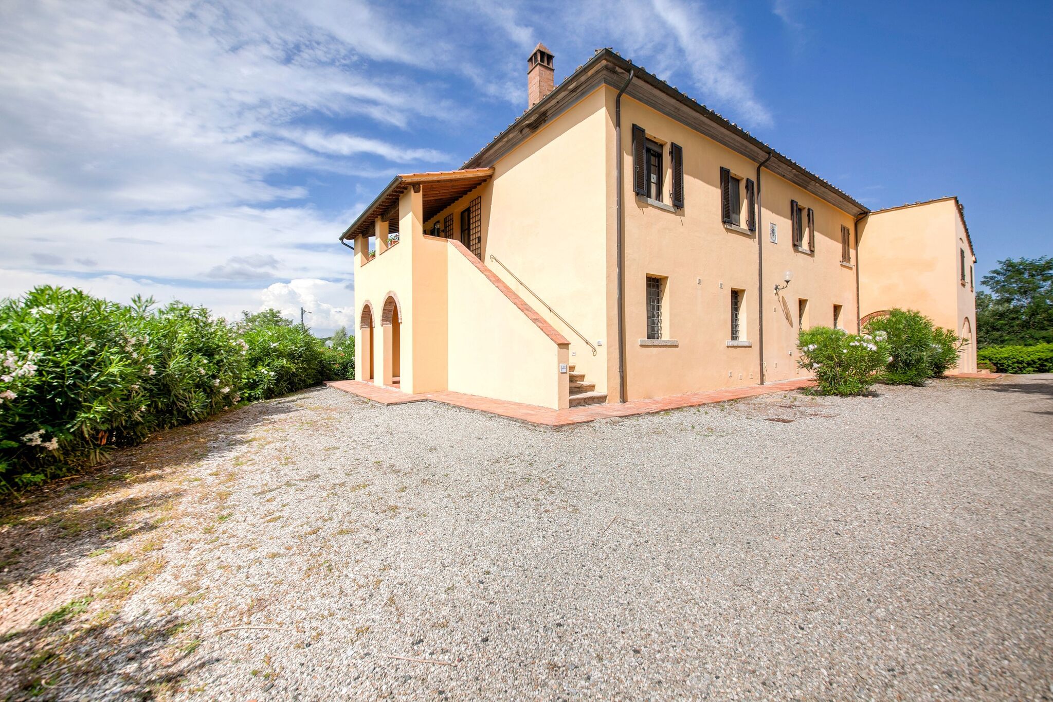 Een klein complex van vijf mooie appartementen in de groene Toscaanse heuvels