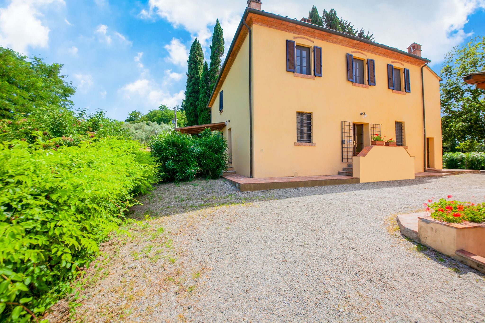 Een klein dorp van vijf mooie appartementen in de groene Toscaanse heuvels