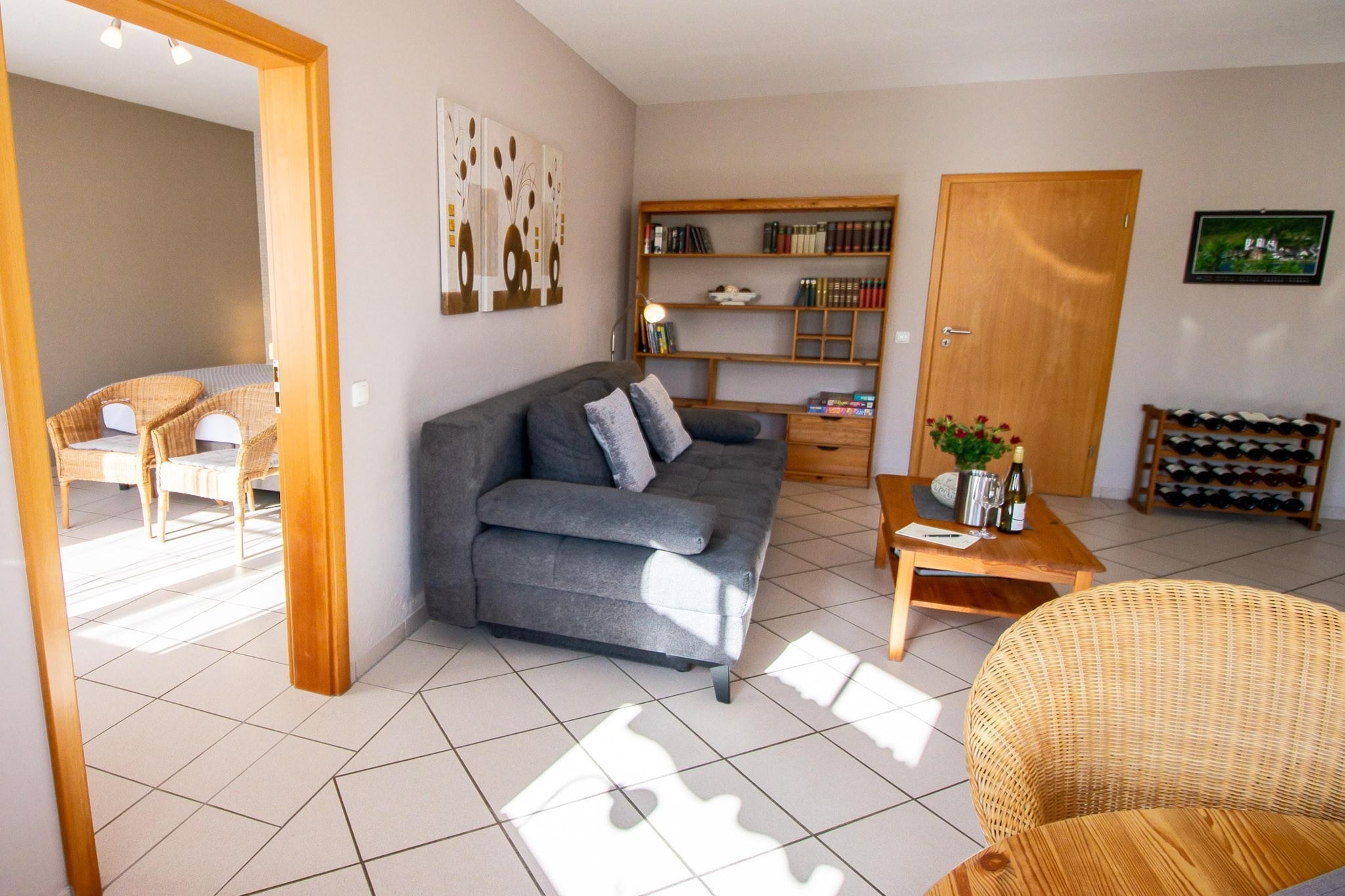 This charming one-bedroom apartment, nestled amidst idyllic vineyards, is the perfect retreat for couples seeking a romantic getaway. Located in a tranquil village with historic half-timbered houses and quaint shops, it offers a peaceful setting – ideal for enjoying a glass of wine in the sunshine. The apartment features heating, a double sofa bed in the living room, and a well-equipped kitchen for preparing delicious meals. The owners live upstairs and provide a warm welcome and local tips.
Well-marked hiking and cycling trails around the property invite you to explore the picturesque countryside. The town center, along with restaurants and pubs offering nightlife, is just 1 km away, while a supermarket is conveniently located 500 m from the apartment. Whether you stroll through the vineyards, savor the local cuisine, or relax in the garden, this apartment offers a blend of comfort and charm.