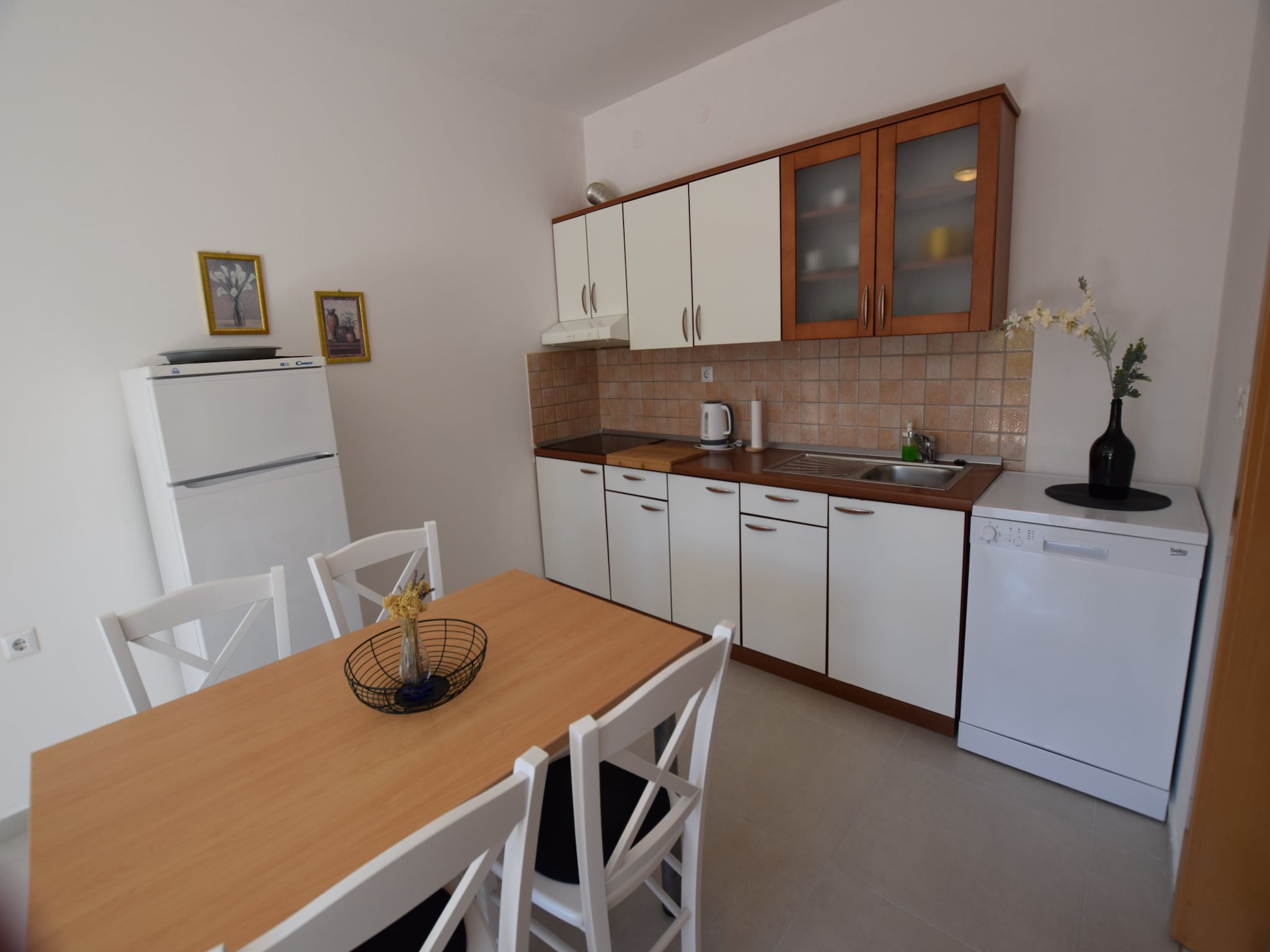   Holiday House Movica