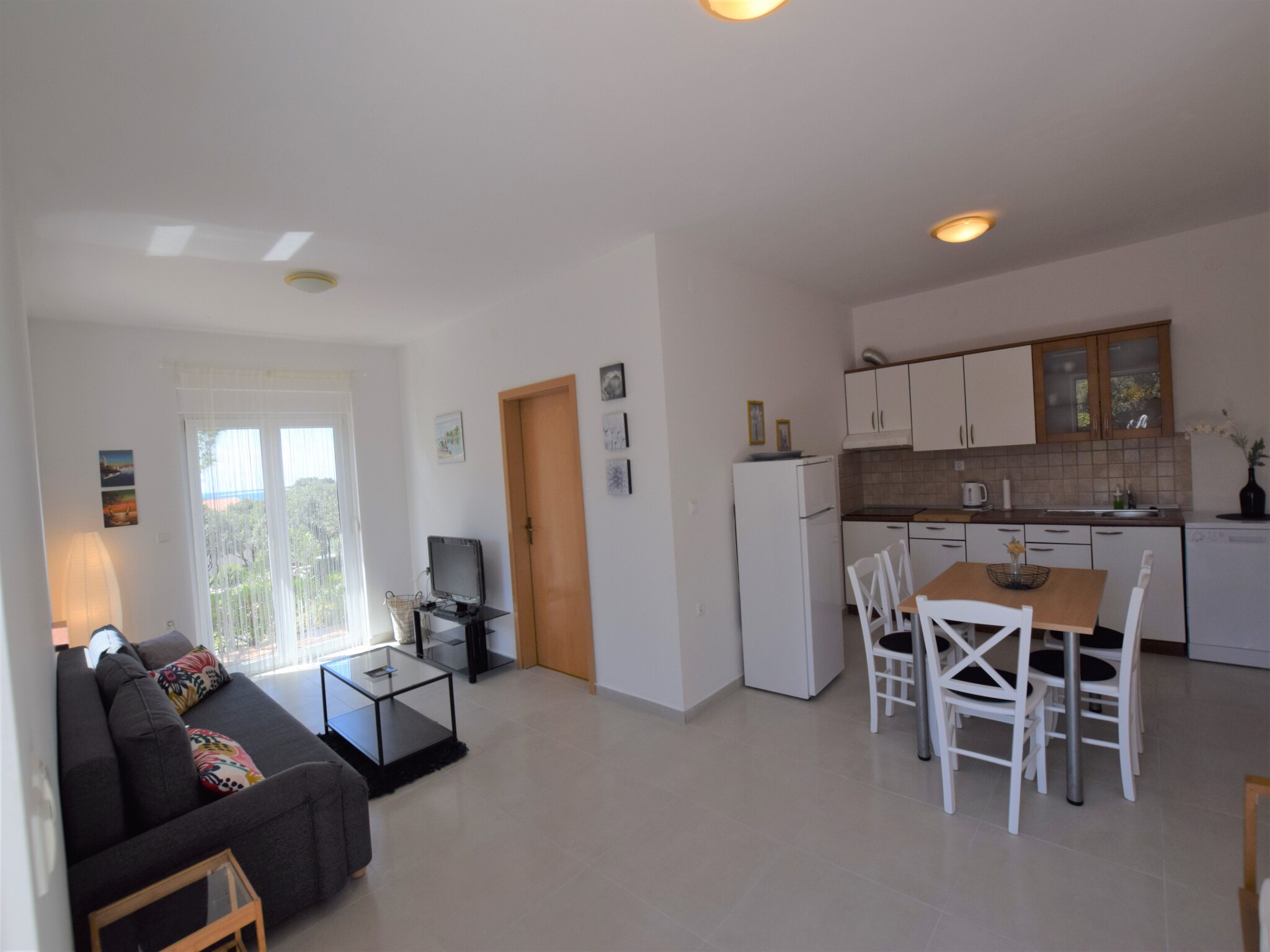   Holiday House Movica