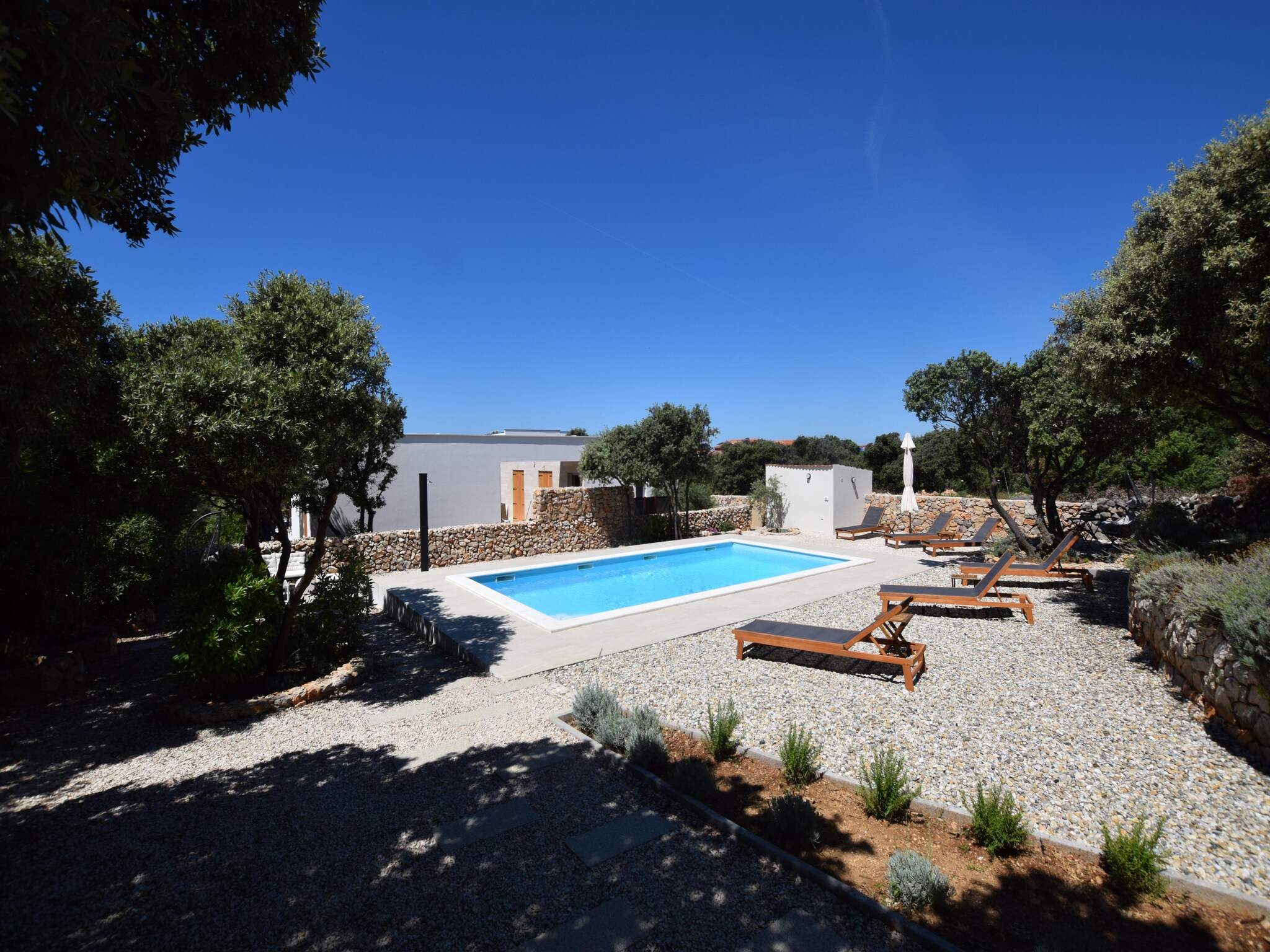   Holiday House Movica