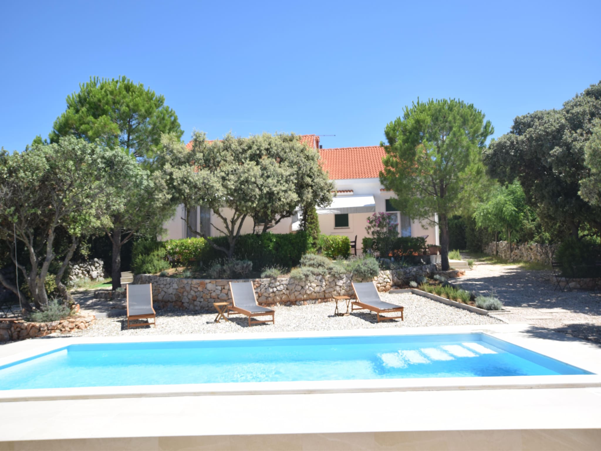   Holiday House Movica