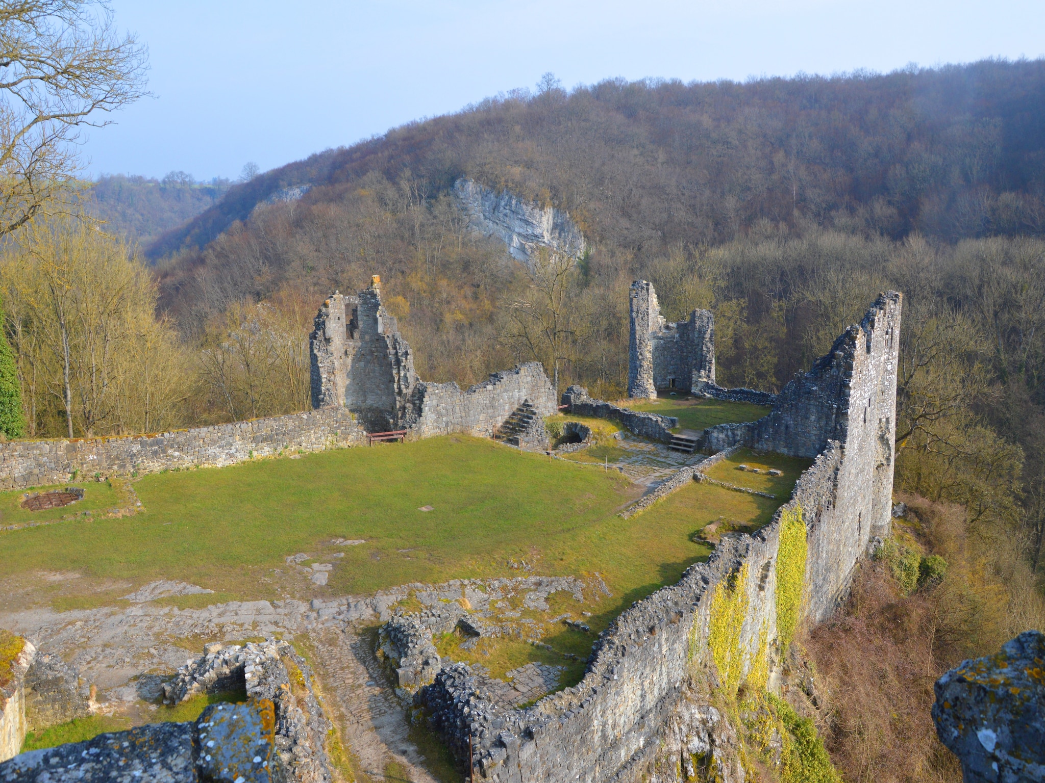   Vue sur le Chateau de Montaigle