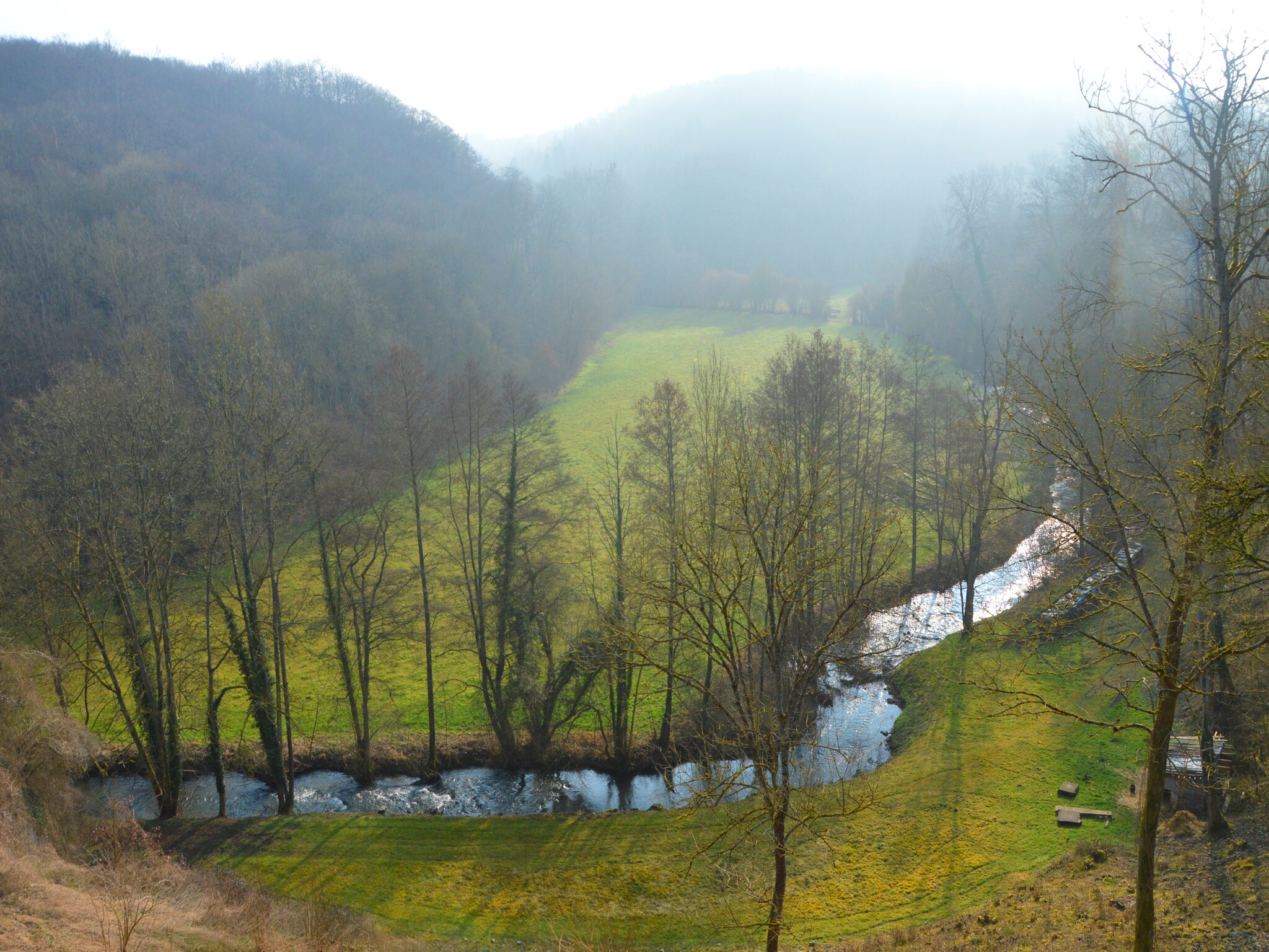   Vue sur le Chateau de Montaigle