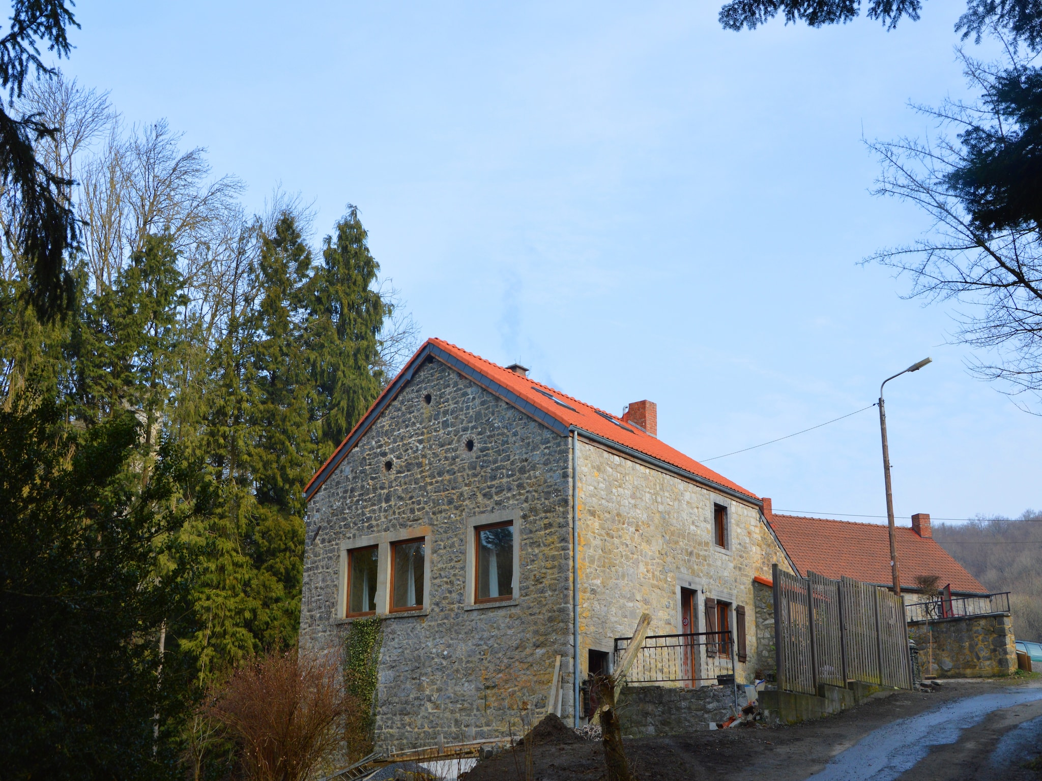  Vue sur le Chateau de Montaigle
