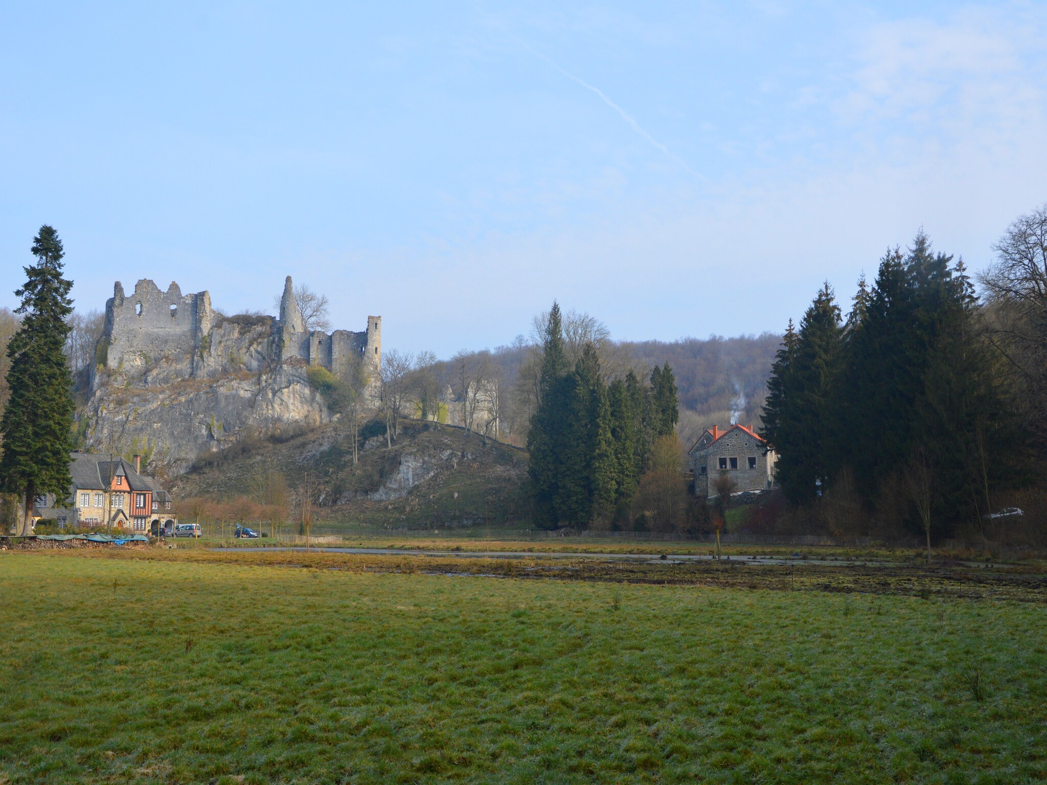   Vue sur le Chateau de Montaigle