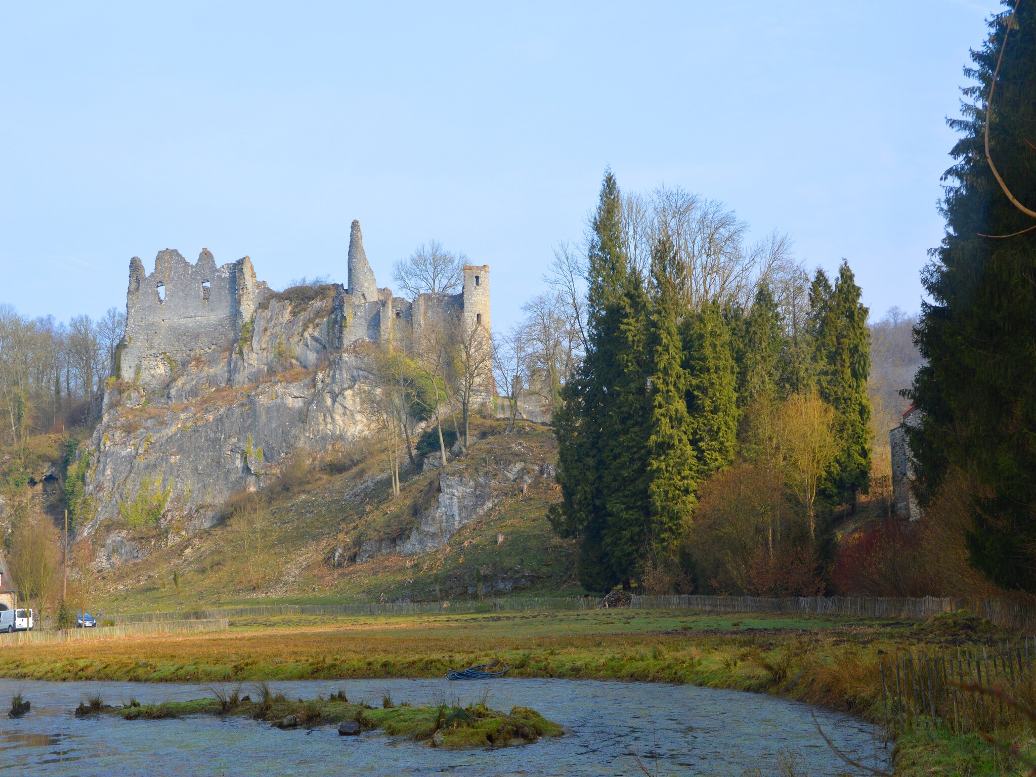   Vue sur le Chateau de Montaigle