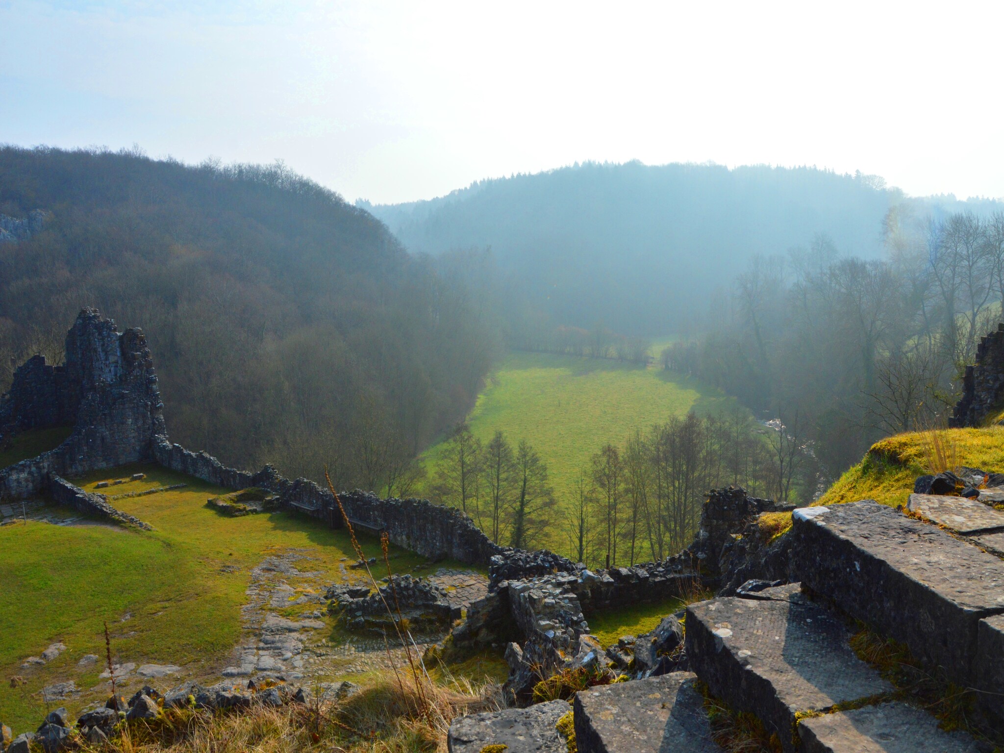   Vue sur le Chateau de Montaigle