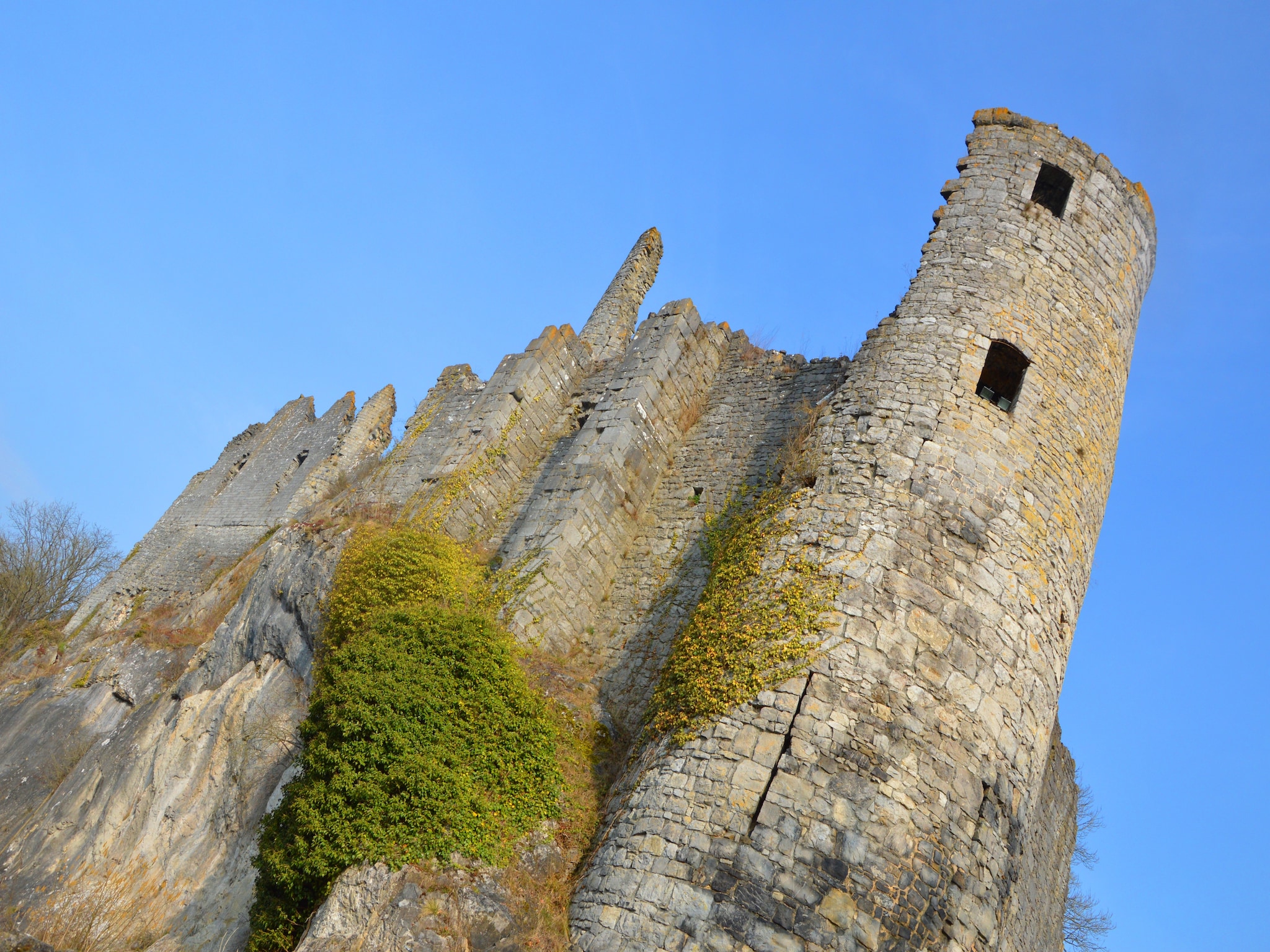   Vue sur le Chateau de Montaigle