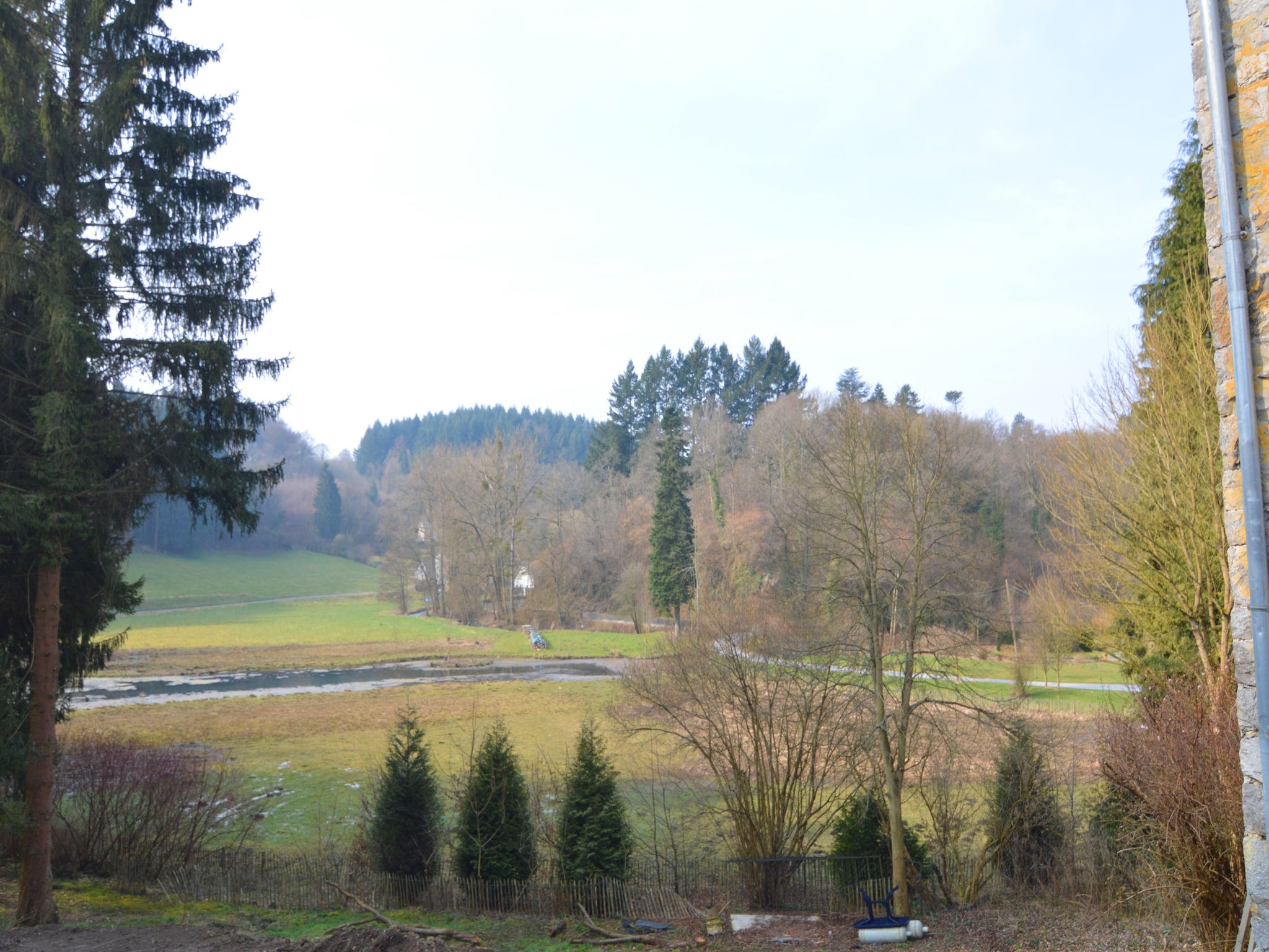   Vue sur le Chateau de Montaigle