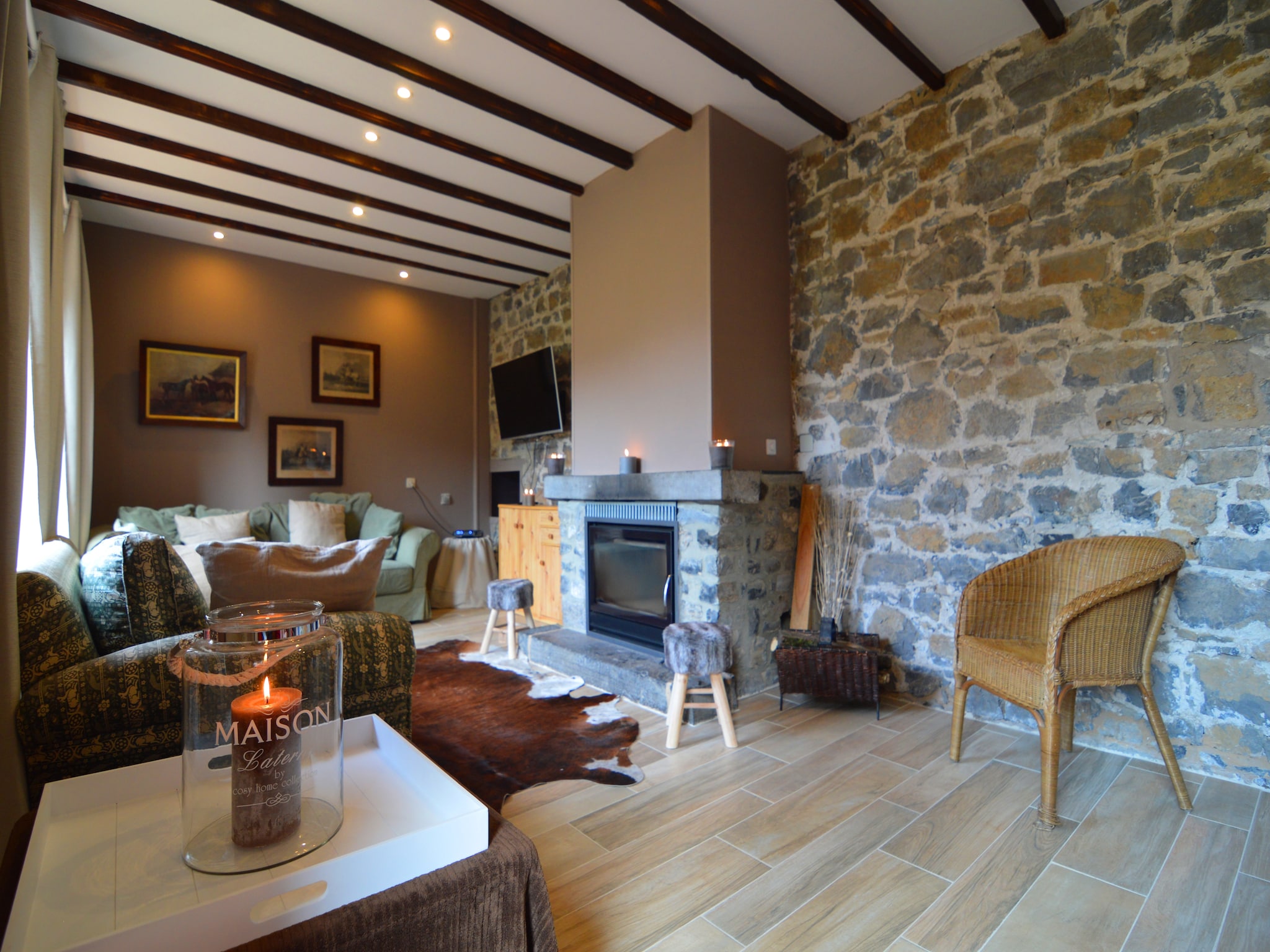   Vue sur le Chateau de Montaigle