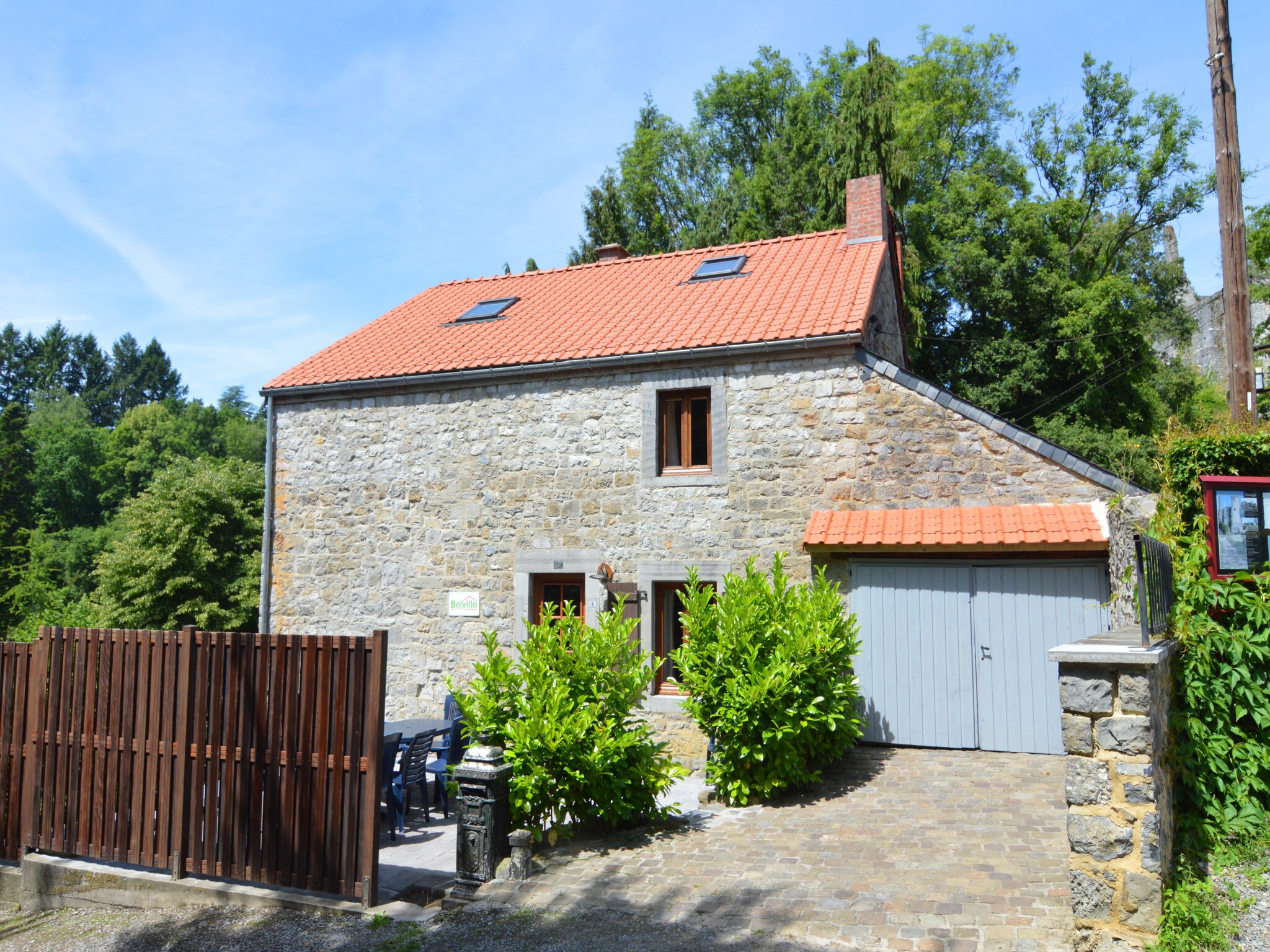   Vue sur le Chateau de Montaigle