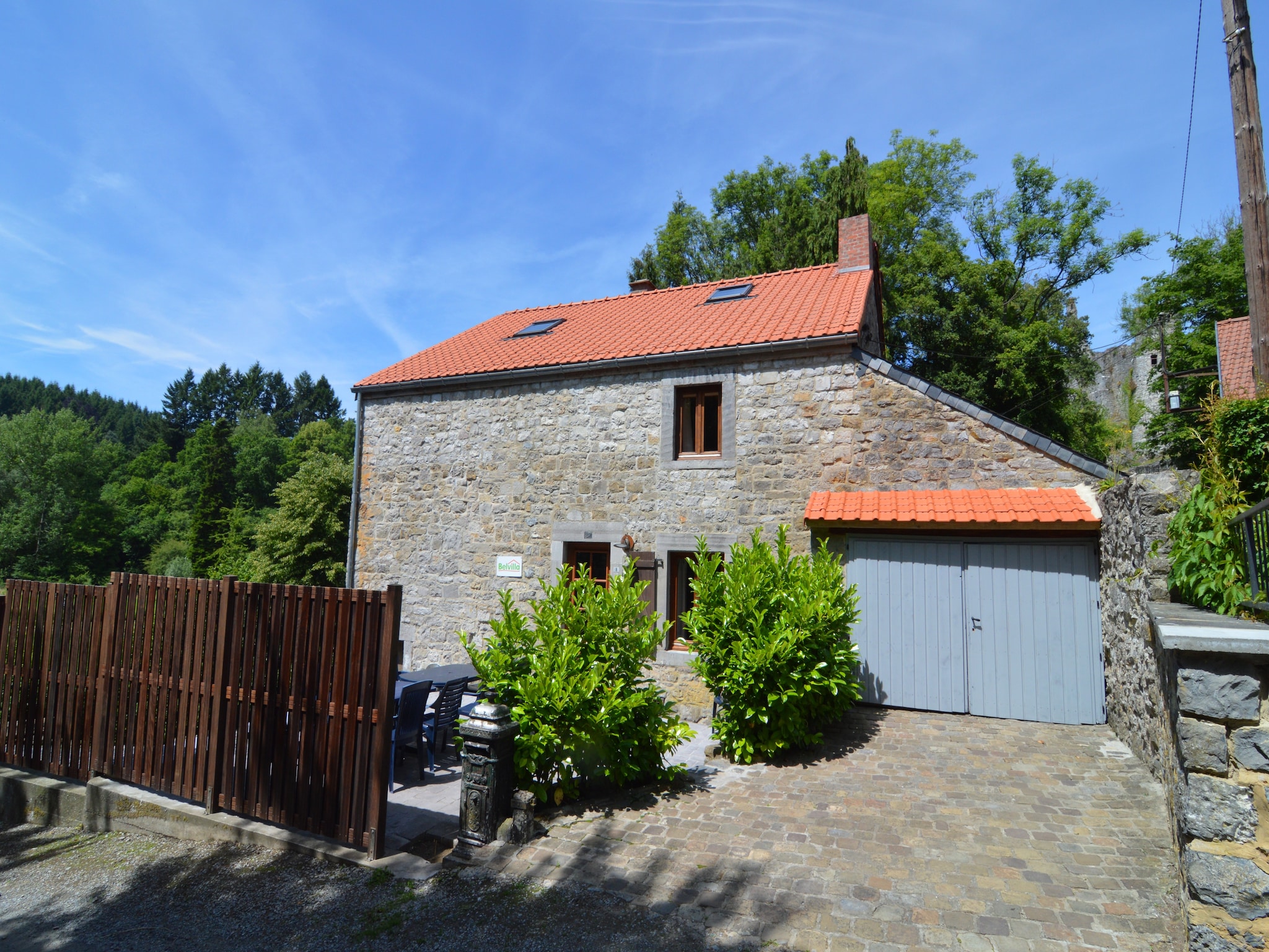   Vue sur le Chateau de Montaigle