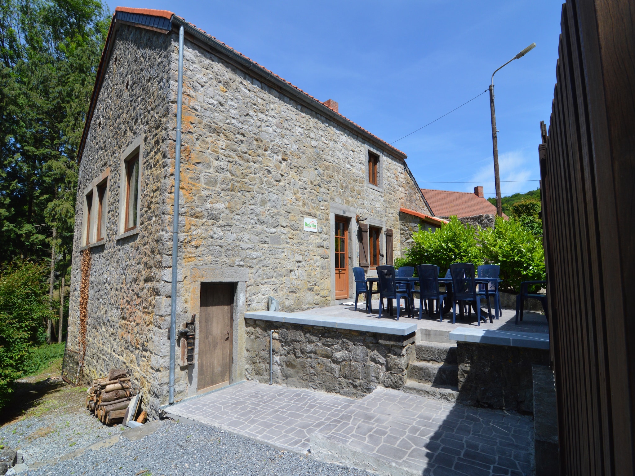   Vue sur le Chateau de Montaigle