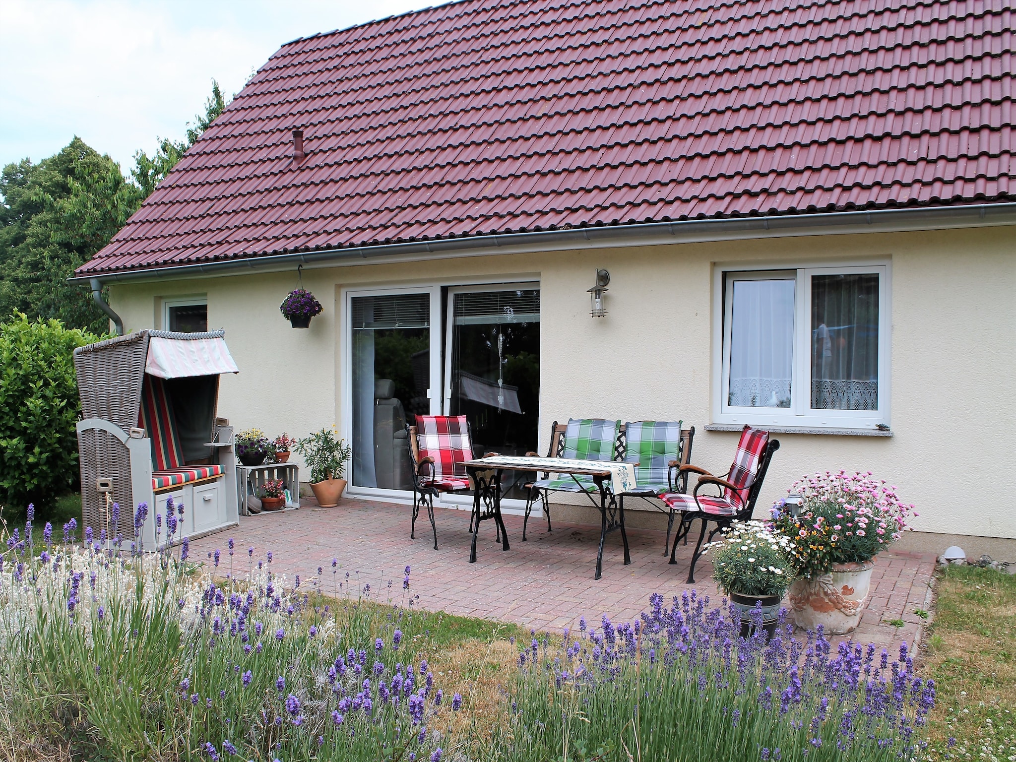   Hohenkirchen mit Garten Terrasse und Strandkorb