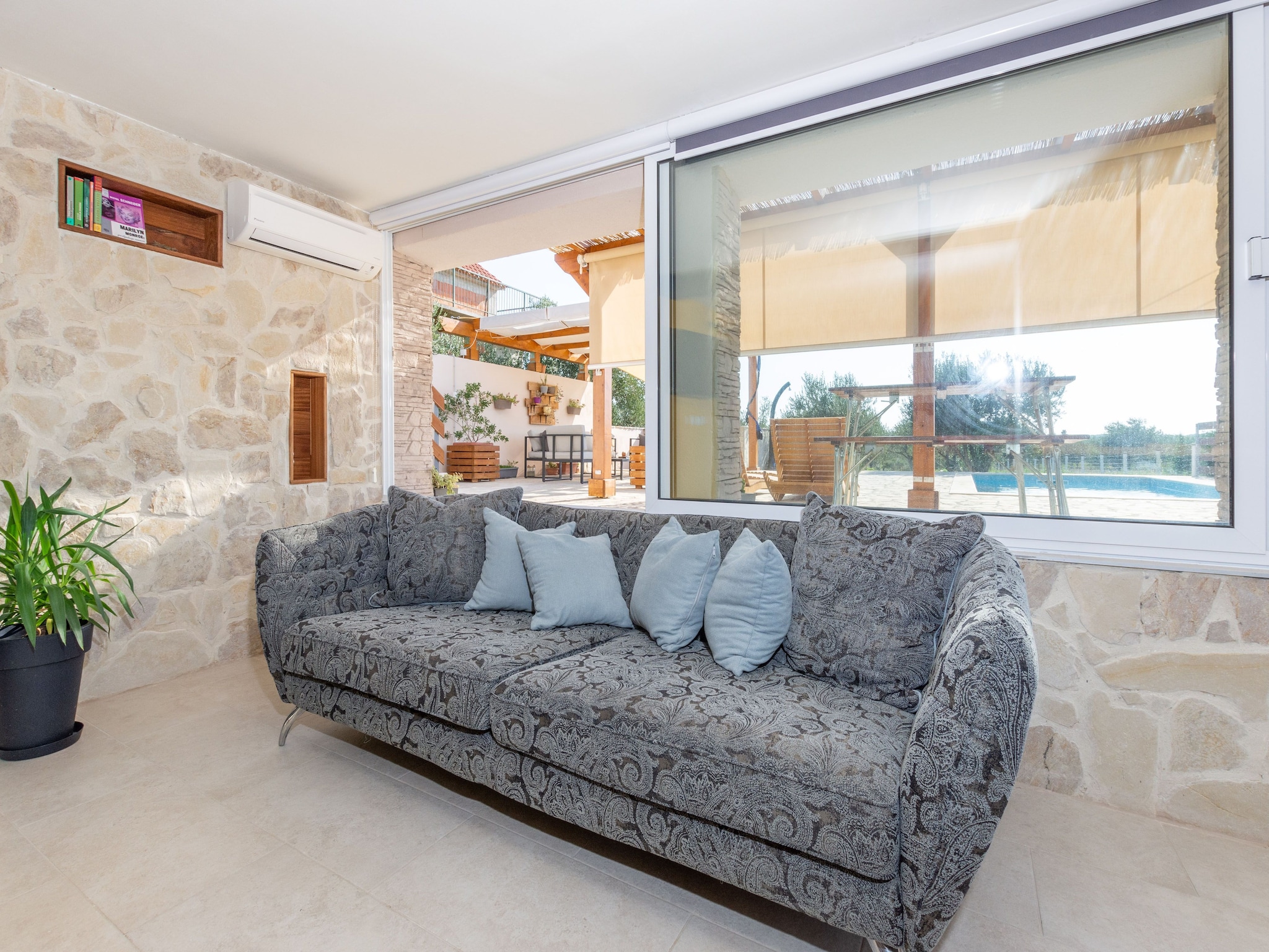   Tare Holiday Home