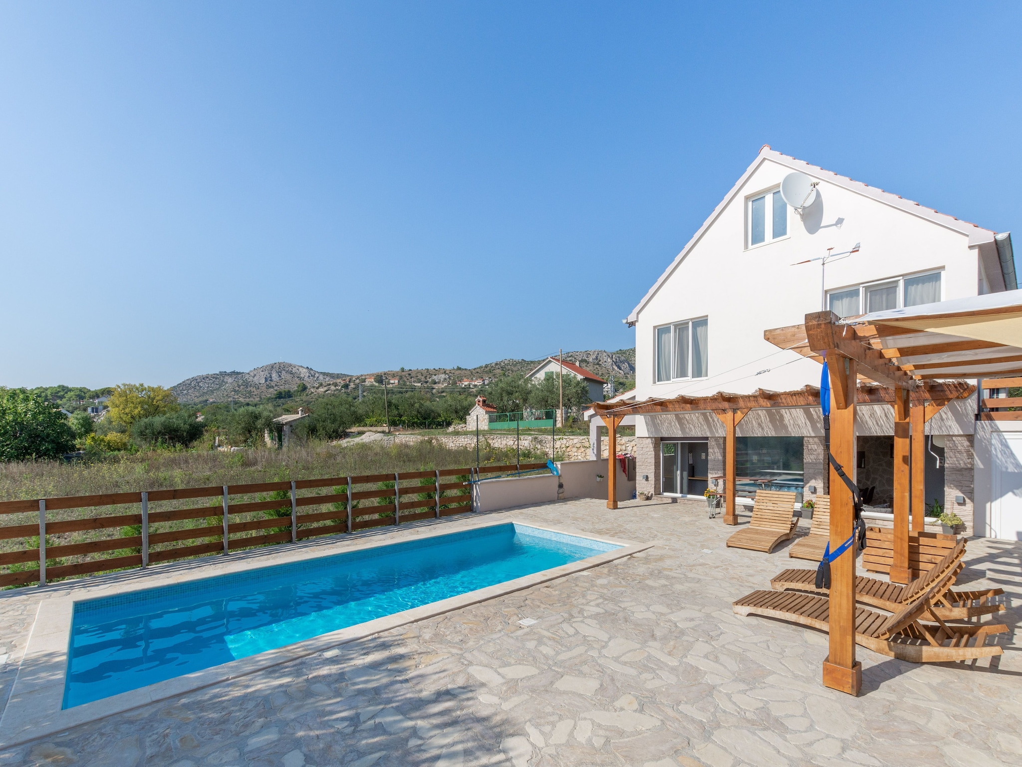   Tare Holiday Home