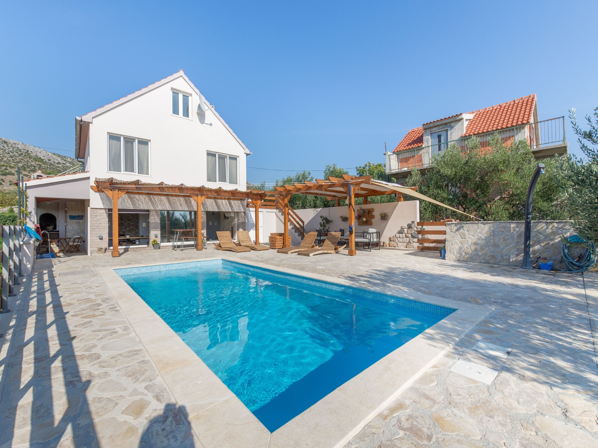   Tare Holiday Home