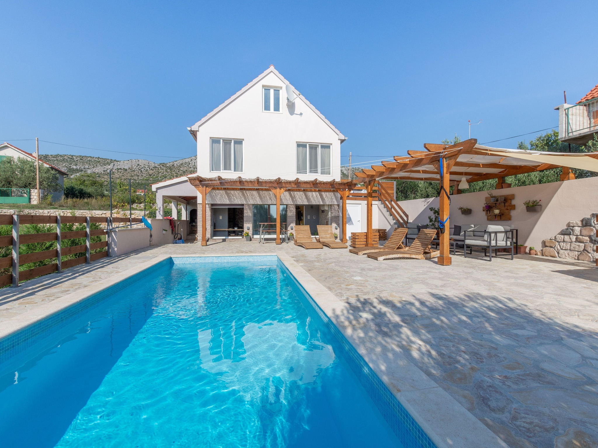  Tare Holiday Home