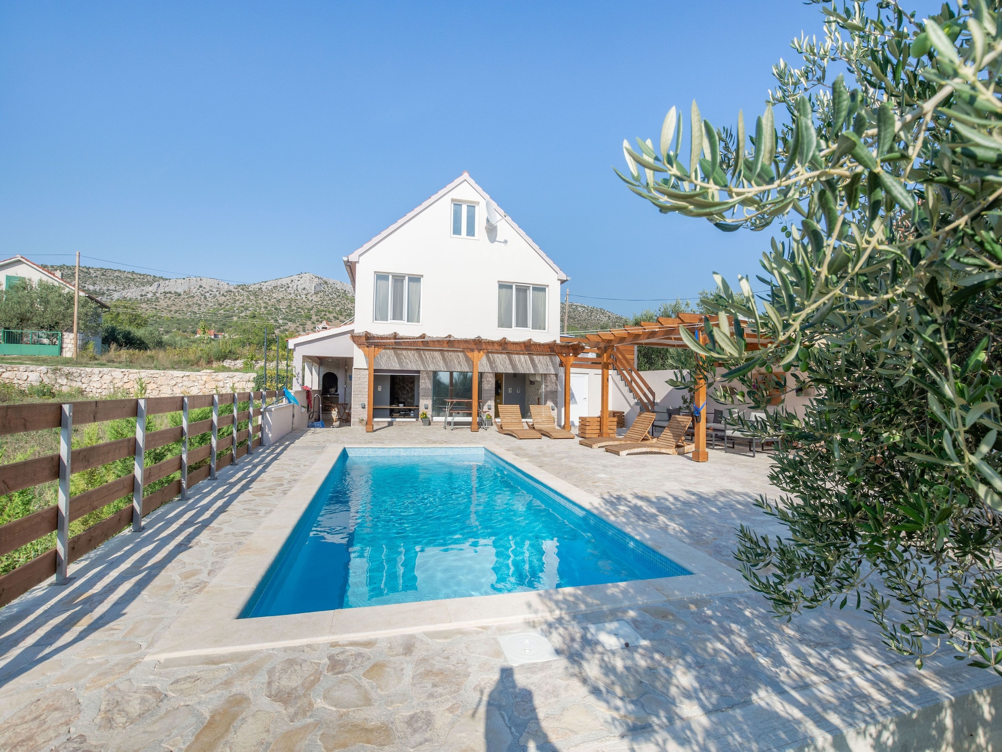   Tare Holiday Home