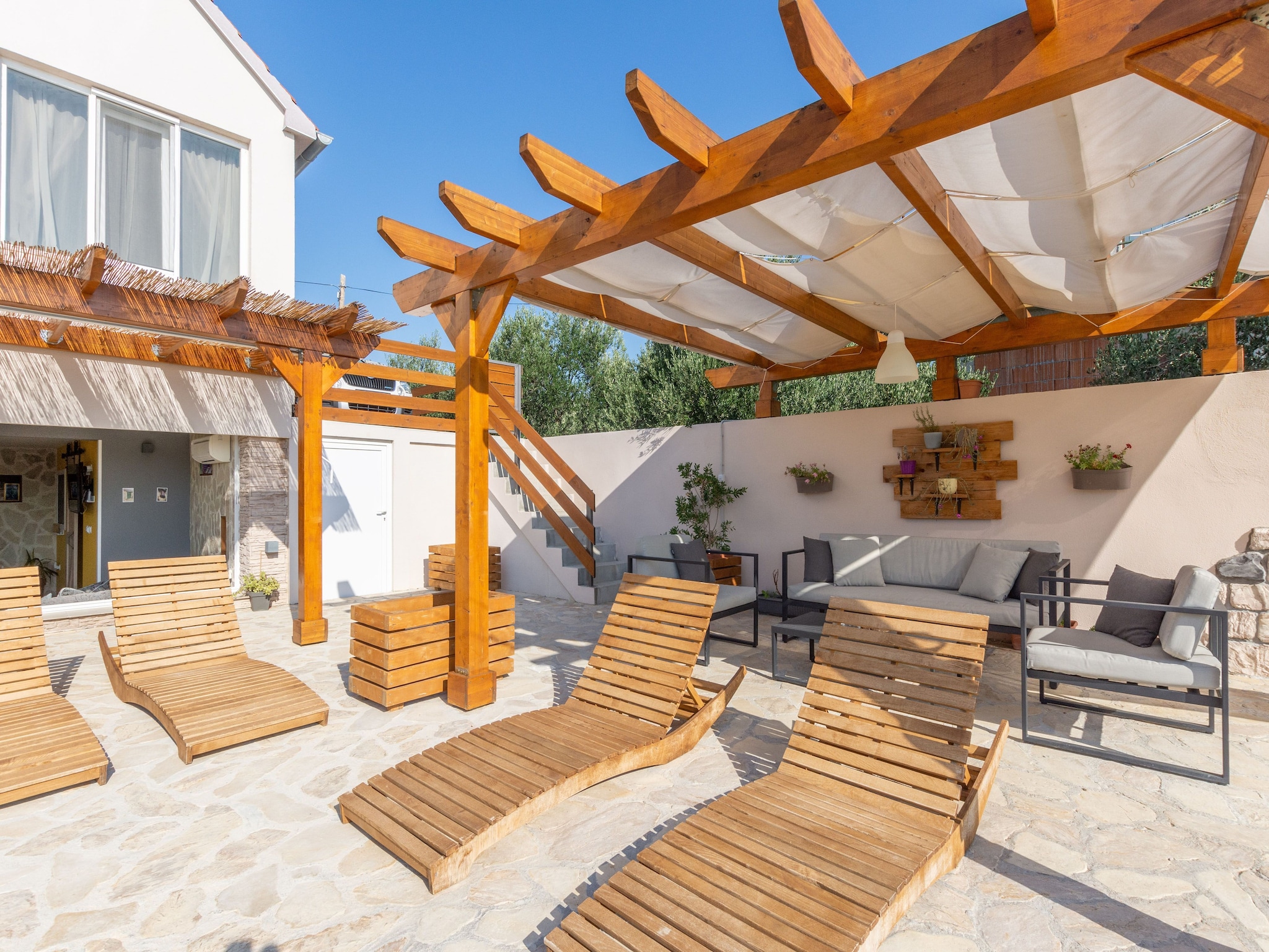   Tare Holiday Home