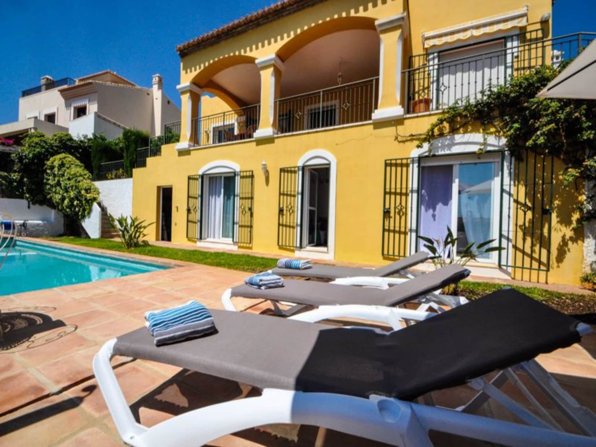   Casa Amarilla Blanca