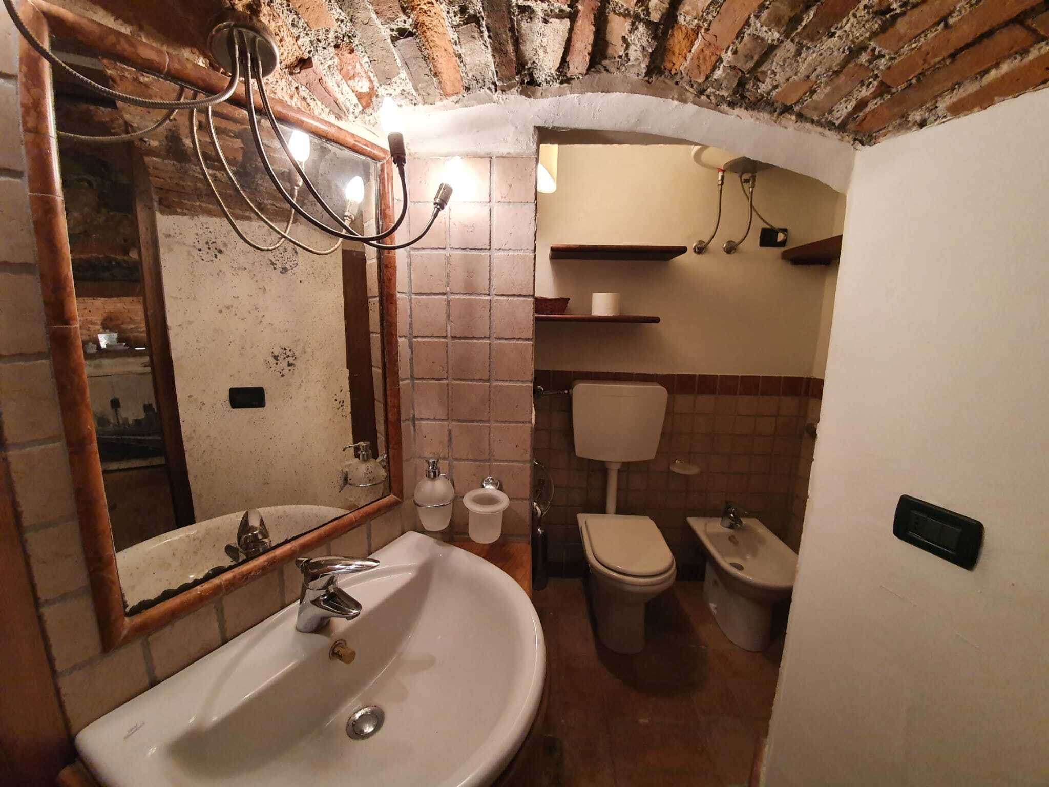   Casa in corte a pochi passi dal lago