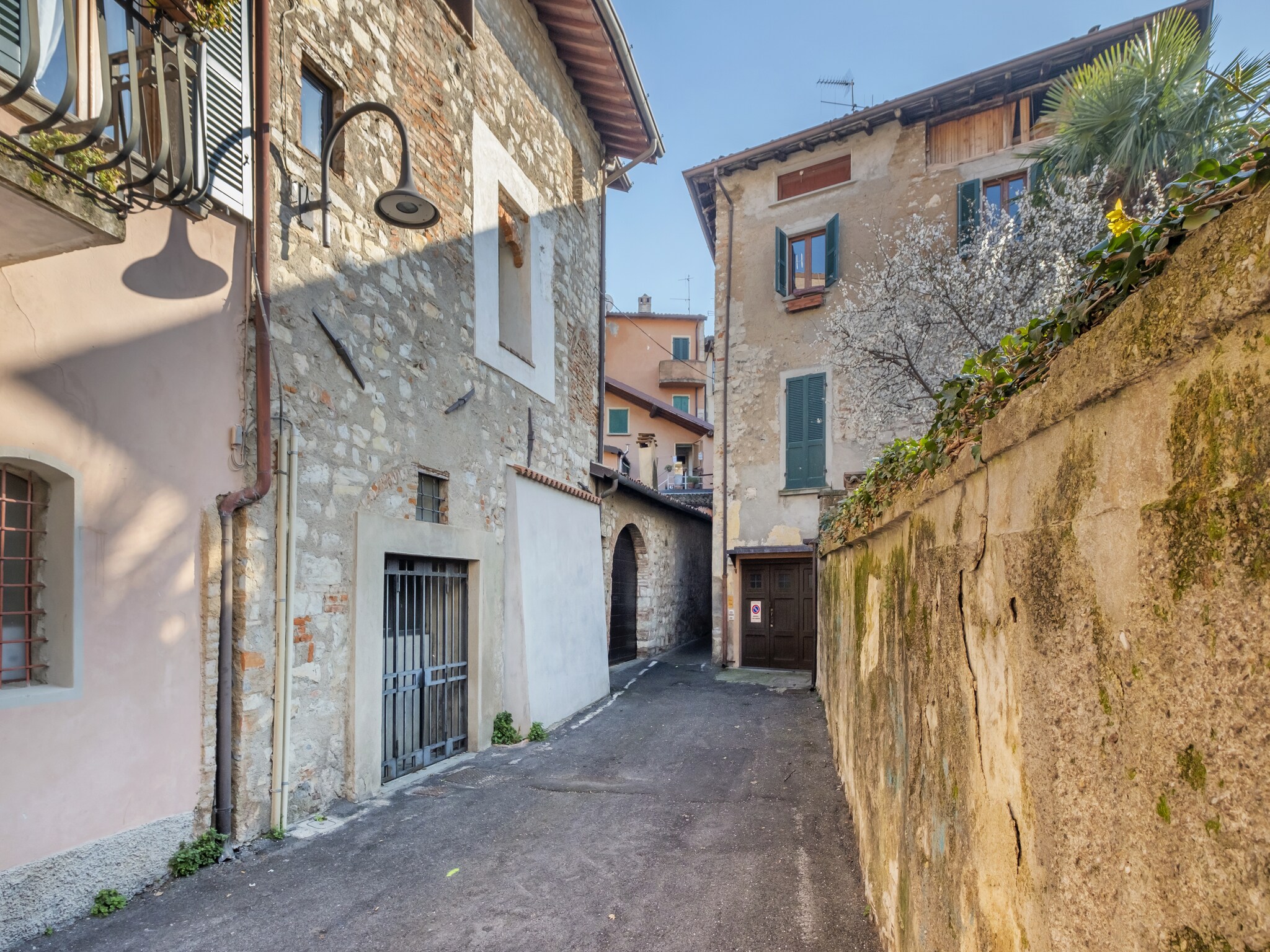   Casa in corte a pochi passi dal lago